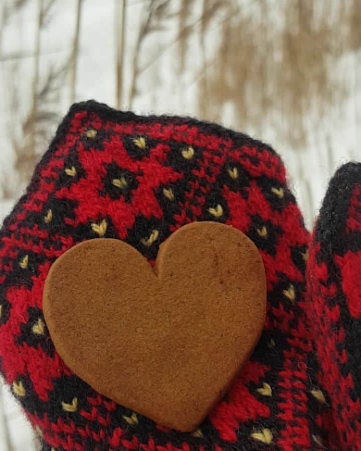 ティネスのインスタグラム：「Whatever you do (knit), work (knit) at it with all your heart ❤   Lovingly hand- knitted mittens from Latvia 🇱🇻 These and more than 100 designs available online WWW.TINES.LV WORLDWIDE SHIPPING」