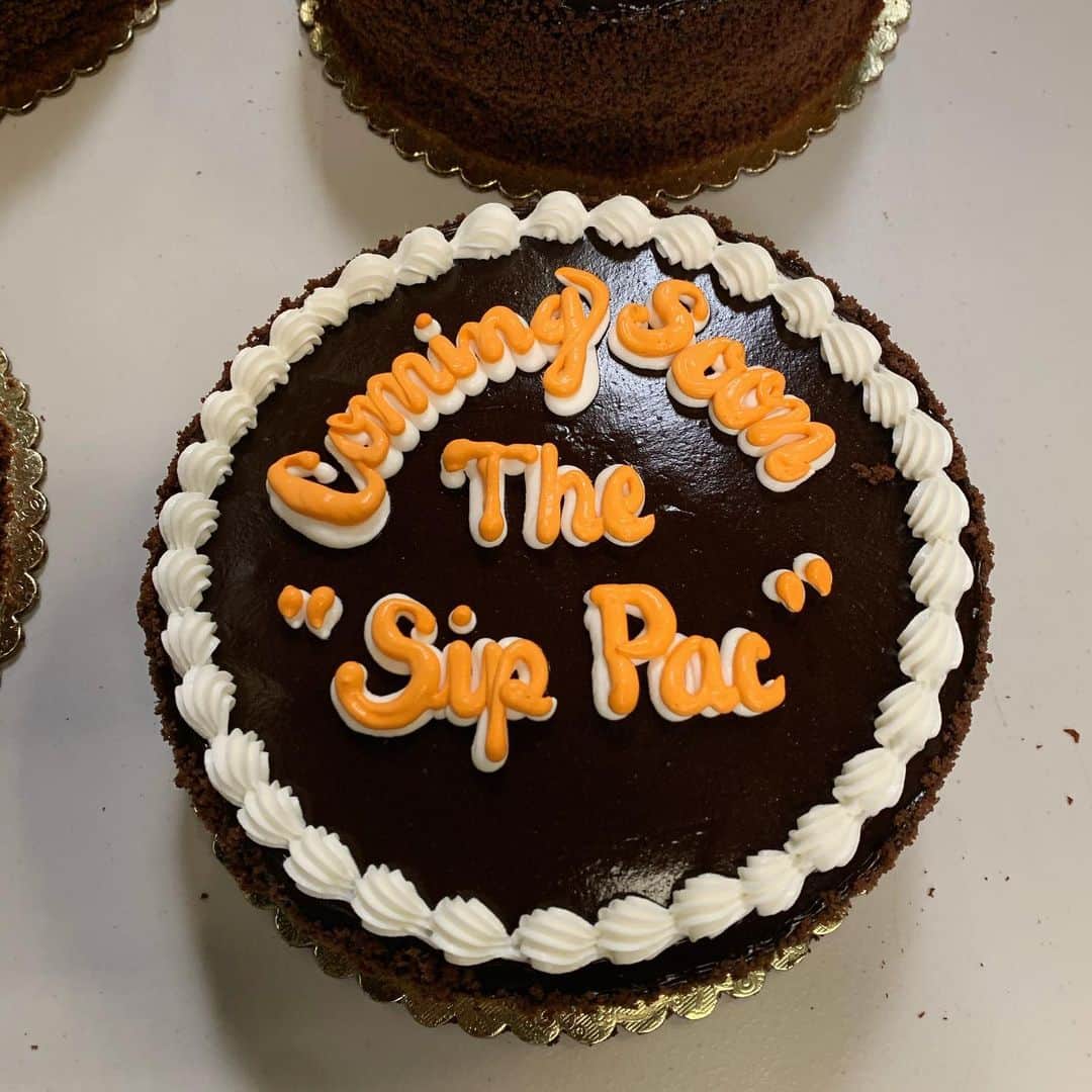 Zippy's Restaurantsのインスタグラム：「If you love Dobash Cake then you’re going to trip out when you taste the Beer Lab HI x Zippy’s Sip Pac. Available exclusively at Beer Lab HI.」
