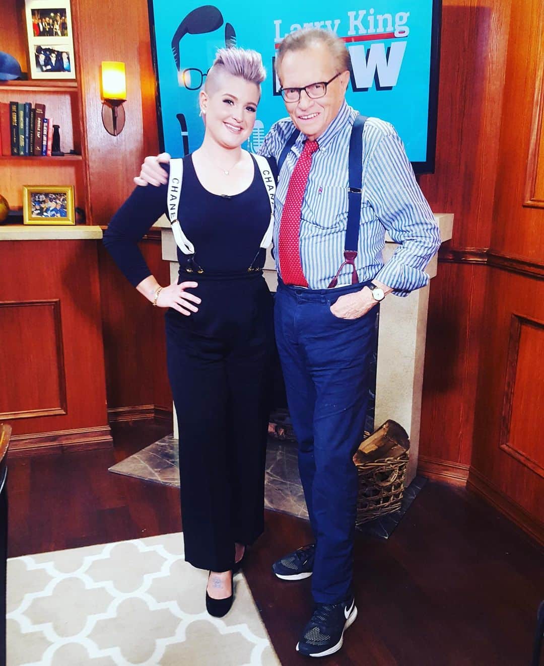 ケリー・オズボーンのインスタグラム：「Ohhhhhhh this one stings!!!! @larrykingnow changed the world or broadcasting there will NEVER be anyone like him again. A true one of a kind. I can’t even go into the pivotal moments of my life that he was involved in. Rest in power it was an honor to have known you. You were and always will be the king of Broadcast television!!!!!!!」