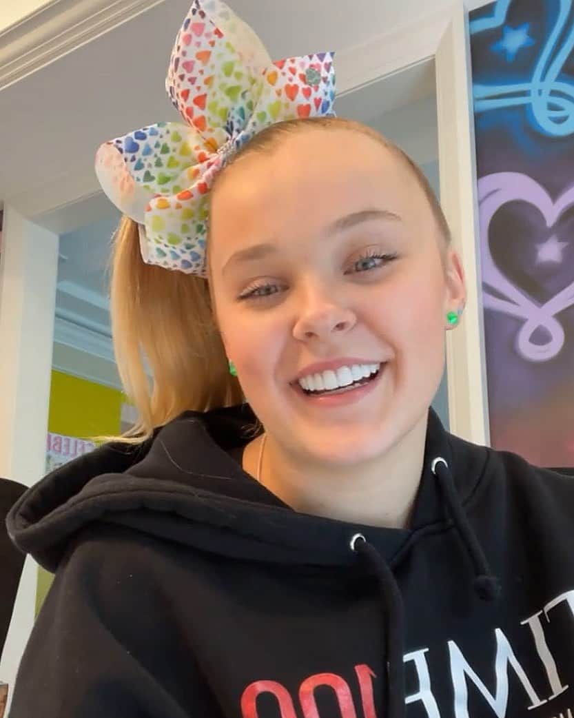 Just Jaredさんのインスタグラム写真 - (Just JaredInstagram)「JoJo Siwa is opening up about coming out, her parents’ reactions, labels on her sexuality, and her breakup with her boyfriend. Tap this photo at the LINK IN BIO to find out what she said on Instagram Live. #JoJoSiwa Photo: Instagram」1月24日 6時50分 - justjared