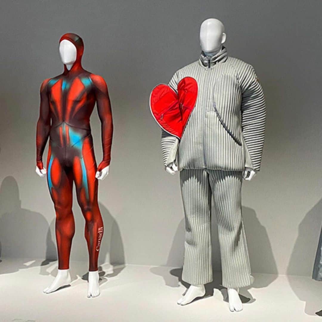 フローラン・ダバディーのインスタグラム：「東京都現代美術館MOTによる石岡瑛子展、圧巻でした。私はとりわけ冬季五輪カナダ・アルペン代表のコーチたちが着たOPEN HEARTウエアに一目惚れしました❣️心にポケットがあり、ジッパーで開くとまさに心臓が現れるのです🫀。石岡瑛子はスポーツ選手たちのメンタルも理解しようとし、COCOONというウエアを作ったのです。瞑想ができる特別フッドが付いているのですよ。残念ながら、オリンピックの開会式の仕事や（北京五輪）、代表ウエアの依頼も全部海外からの依頼でした。なぜ、日本は彼女に声をかけなかったのでしょうか💃When interviewing the athletes, Ishioka learned that in the minutes before their events they rarely have the opportunity to go someplace quiet and gather their thoughts. She proposed a new kind of garment, called a cocoon. Made of a light foamlike fabric called Flashstar (which retains its shape on or off the body), the stylized coat offered Alpine skiers a quiet retreat for concentration and meditation -- even if they're out amid the yelling crowds. #eikoishioka」