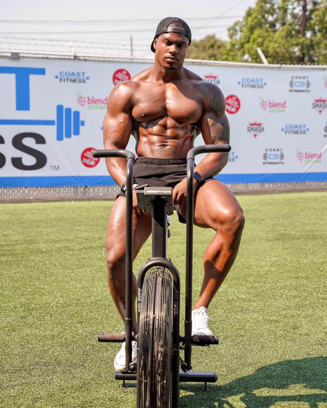 Simeon Pandaさんのインスタグラム写真 - (Simeon PandaInstagram)「Ready for a fantastic session! Hamstrings then cardio 🚲 Hope you all have a great Sunday 💪🏾  👉 You can download my training programs at simeonpanda.com  🏠 I want to help you train AT HOME!  Visit my YouTube Channel:  YouTube.com/simeonpanda Plenty of FREE home routines 👊🏾  💊 Follow @innosupps  innosupps.com⚡️ for all the supplements I use 👌⁣⁣⁣⁣⁣ ⁣⁣ #simeonpanda」2月8日 2時37分 - simeonpanda