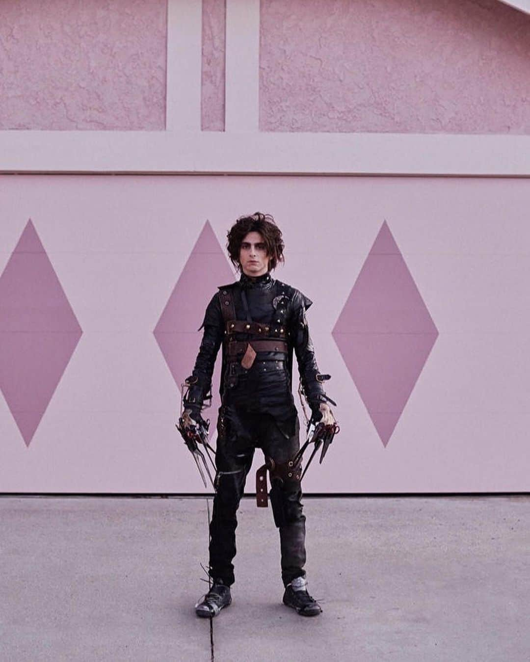 British Vogueさんのインスタグラム写真 - (British VogueInstagram)「Ever wondered what #TimotheeChalamet would look like as #EdwardScissorhands? The actor has recreated the 1991 cult classic for a @Cadillac advert for this year’s #Superbowl. Starring as Edward’s son, Edgar, the clip imagines what his life would be like in 2021, and there’s even a cameo from #WinonaRyder – who starred opposite Johnny Depp in the original Tim Burton film – as his mum. Click the link in bio for more on @TChalamet’s experience of reimagining the iconic role.   Photographed by @Julian_Ungano.JPG」2月8日 2時37分 - britishvogue