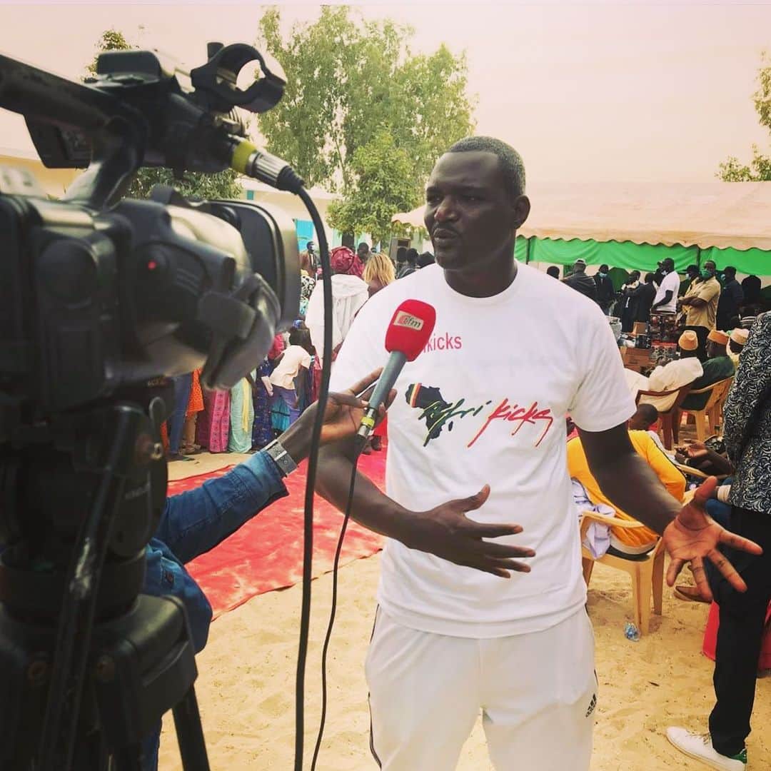 レイク・ベルのインスタグラム：「This is Oumarou Idrissa. He is the wonderful human who runs & created @afrikicks & he is currently in Niger supporting the children & families affected by recent floods & generally improving the lives of SO MANY by supplying shoes, food and necessities.   Any donation will make an impact!  He is on the ground there now. All contributions are tax deductible.  If you think going through a global pandemic is difficult, think about what others are enduring and then smile because you know there’s a way to help right this second! LINK TO DONATE IN MY BIO!!  Thank you so much for you help. Keep smiling! We can help each other no matter how geographically far we all are. We are all deserved of love/help/energy/compassion. Stay safe!」