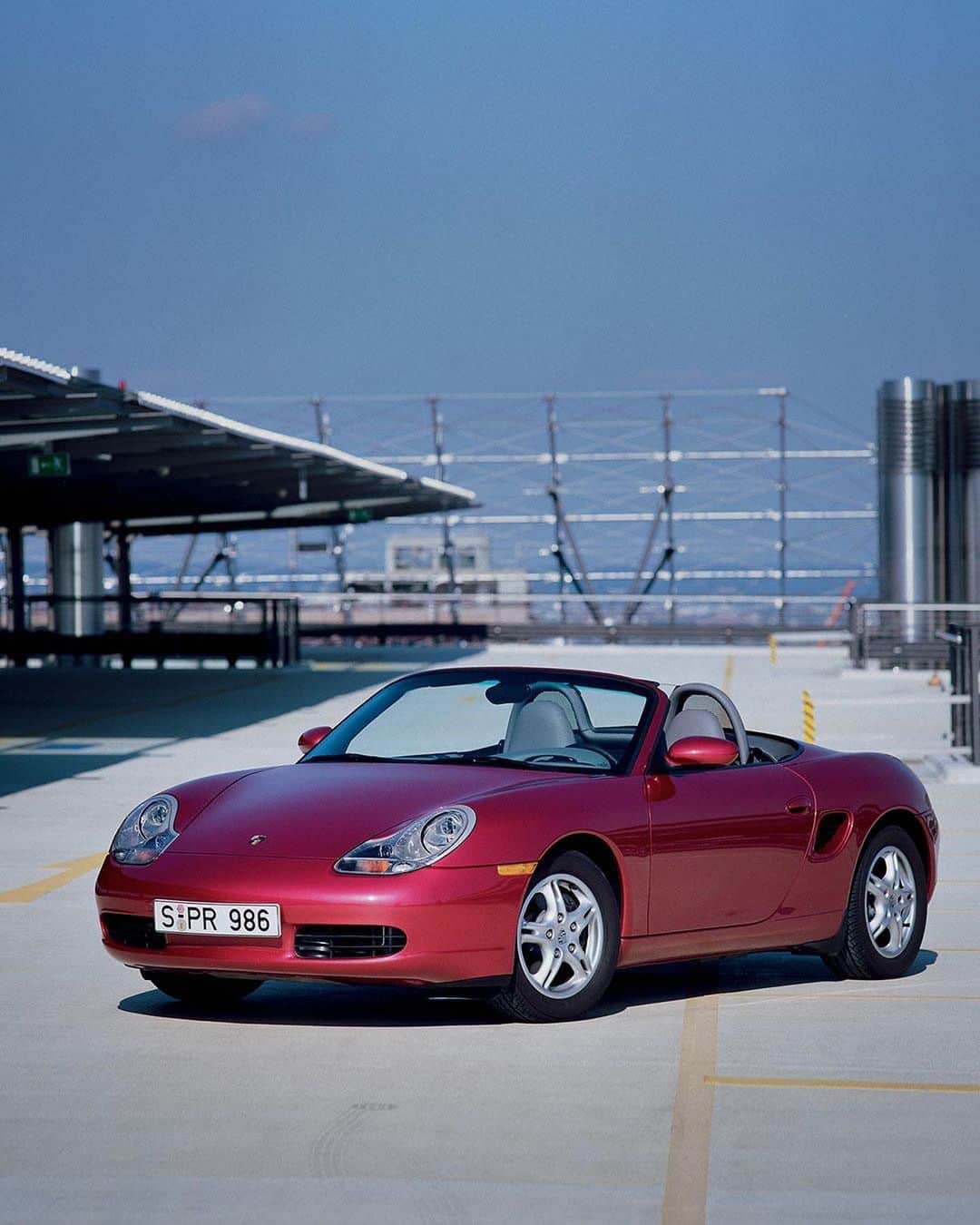 Porscheさんのインスタグラム写真 - (PorscheInstagram)「Exploring 25 years of Boxster past, pulling up where it all began. The water-cooled, six-cylinder-engined 986 drove off the production line in 1996, setting new benchmarks in performance and safety for the roadster segment. Standing on its three basic principles - driving pleasure, driving pleasure, driving pleasure - the Boxster's uninhibited driving virtues were cemented.」2月8日 2時38分 - porsche