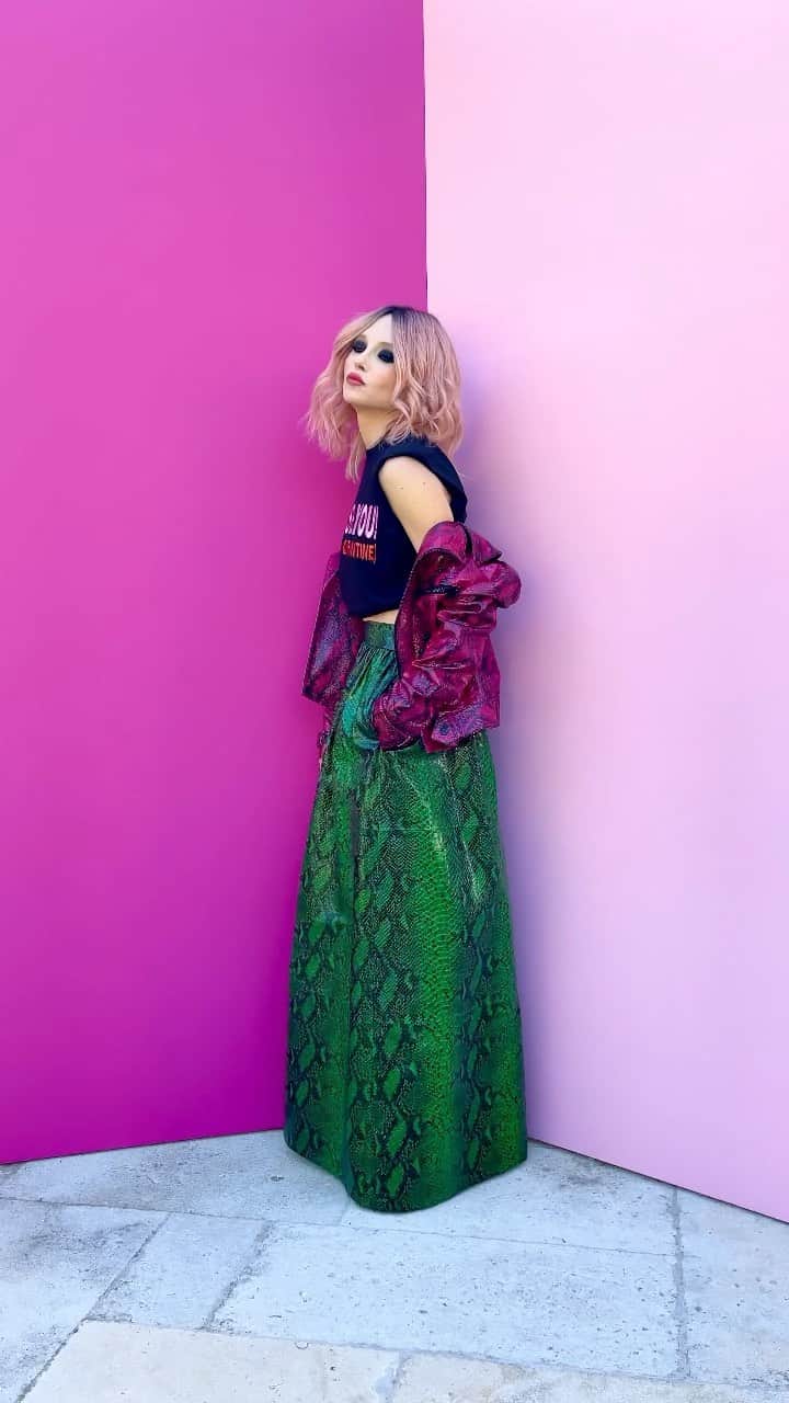 アリス+オリビアのインスタグラム：「When my team covers up my bossy lighting directions with music! 😂 I ❤️ #TeamAO #BabyWorkIt !! -PinkStace」