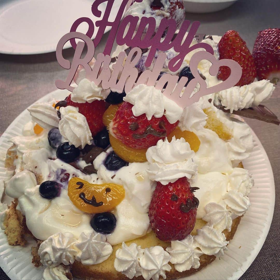 桜咲千依のインスタグラム：「#まんなかハピバ (今度こそタグ間違えないw)  ケーキ作りやボードゲーム、プレゼント交換凄く楽しかった( *´꒳`* )❤  お洋服はスカラーのサメラビルちゃんのシャツでした✨ 前日まで服何着るか考えてなくて、福袋からひっぱりだしてきました🦈✨  ポニーテール余裕で出来るくらいにも髪の毛のびたなぁ🐎 ピンク？赤？に染めたばっかりなのでもうしばらくはこの色楽しみたいです❤  3人で指ハート❤  ねここからにゃんこの充電器とエコバッグ、まこちーから美容器具もらい、そしてまこちーのマネージャーさんからもプレゼントをいただいた❤  凄く凄く素敵な1日でした( *´꒳`* )  ありがとうございました✨✨🐈✨✨  2人ともお誕生日おめでとう(((o(*ﾟ▽ﾟ*)o)))」