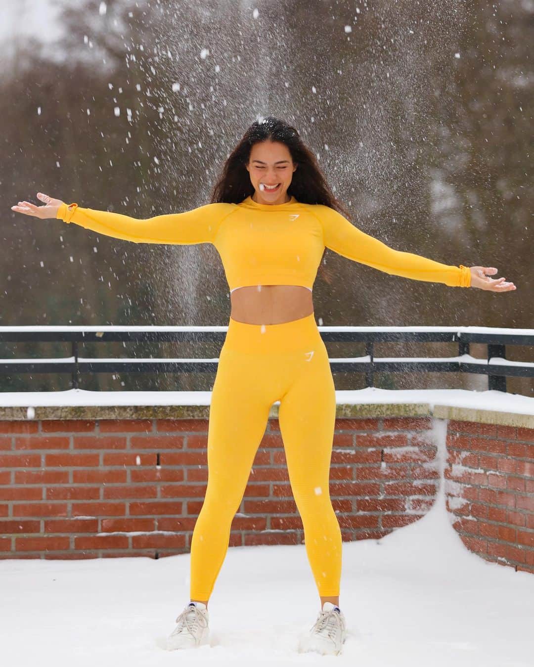 Dutchさんのインスタグラム写真 - (DutchInstagram)「A little sunshine in the snow❄️ this color is everything😍!! Happy Sunday bubbas!❤️ —- we finally have a launch date for all the new @gymshark vital sets 👉🏼 next Thursday, the 11th, at 8pm CET (20.00 uur NL), 11am pst✨」2月8日 1時06分 - nochtlii