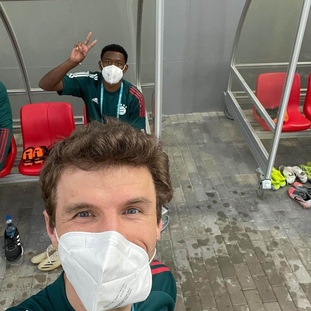トーマス・ミュラーのインスタグラム：「Semi final -1 💥 @da_27 and “babyface” @esmuellert are ready for it🤩⚽️🏆 #babyface #fastohnestirnfalte😂 #hatjemandmeinenfilterverstellt #dementsprechenddynamischhabichauchtrainiert #fifaclubworldcup #letsdothis #miasanmia」