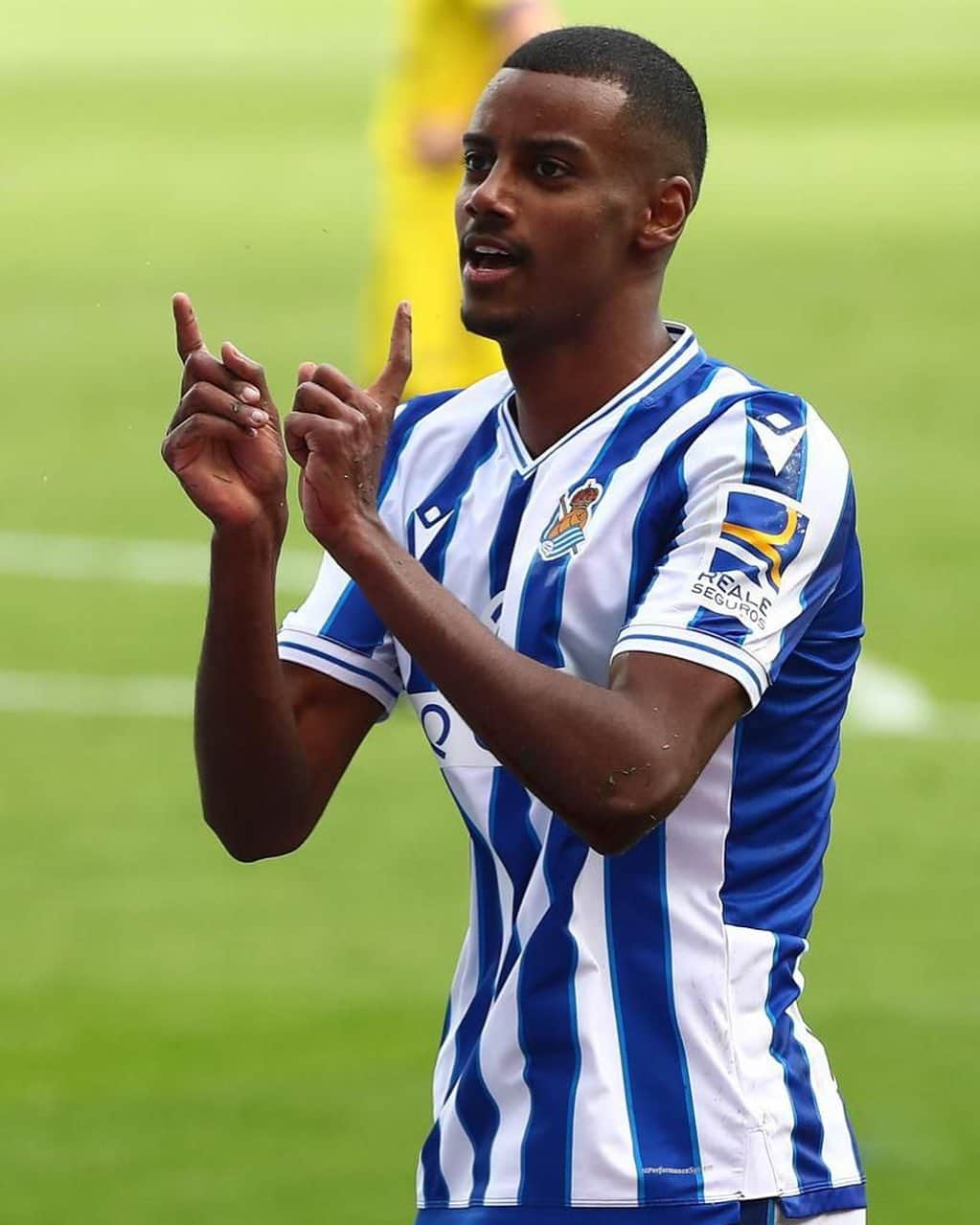 アレクサンデル・イサクのインスタグラム：「Boom!⚽️ @realsociedad 💙🤍 #3p」