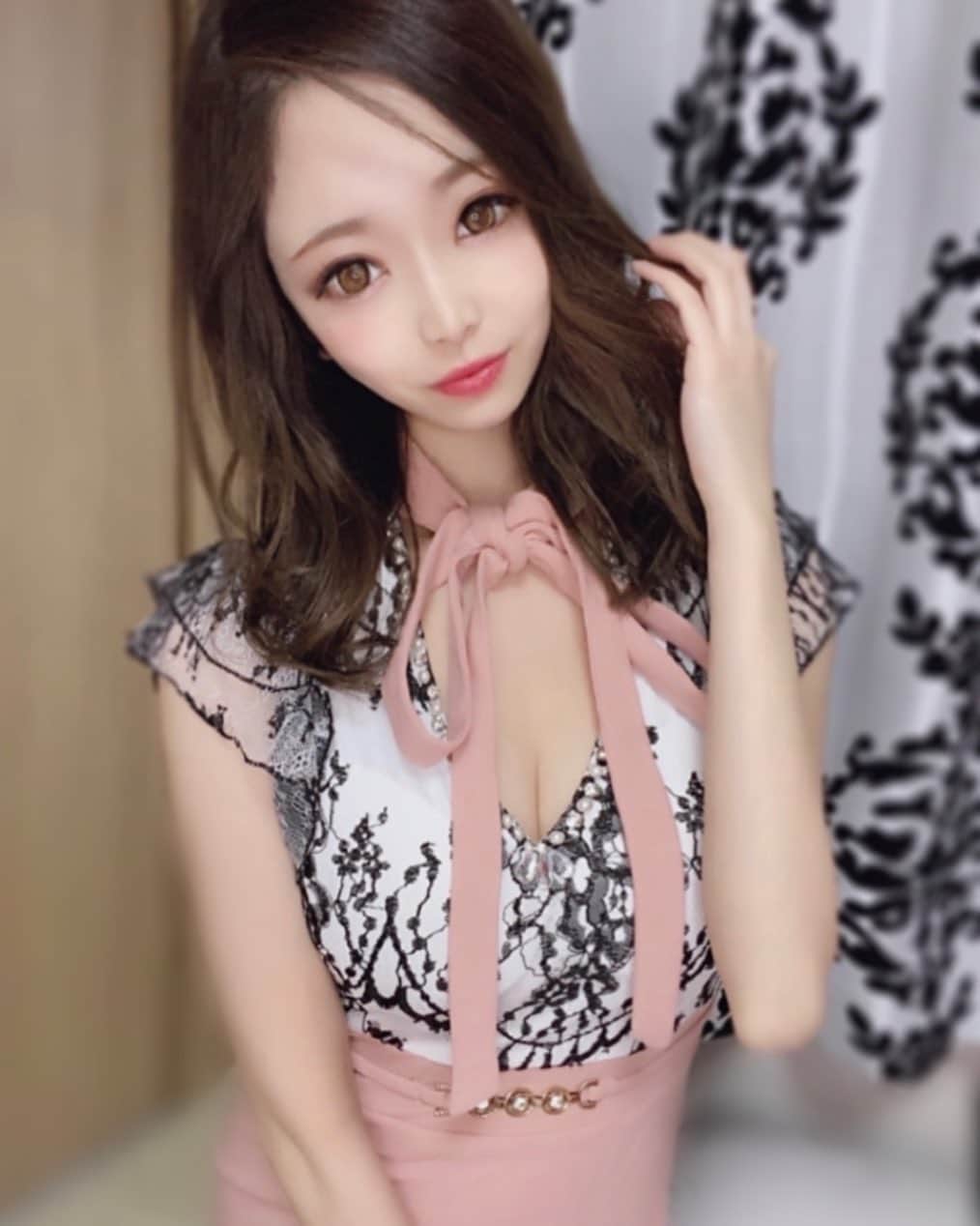 HINAのインスタグラム：「 ‪︎🐰🥀🤍🐰🥀🤍🐰🥀🤍🐰🥀🤍🐰🥀🤍   @dazzy_official 様から‪ 素敵なドレスを頂きました‪👗💕💕   普段着でも着られるワンピースも沢山あって いつも愛着してる❤︎*。   リーズナブルなのに可愛いばっかりでお値段以上💓💓 今ならクーポンコード【 rb038 】 で更に¥500 OFF💸✨✨    #dazzy #dazzystore #dazzyreborn #onepiece #fashion #sexy #dress #code #fashion #model #girly #ootn #fashionstore #tightskirt #キャバドレス #タイトワンピース #タイトスカート #着用モデル #撮影モデル #ドレスモデル #低身長コーデ #149cm #白肌 #セクシードレス #ナイトドレス #ドレス通販 #ミニ丈ドレス #ビジョビ #セクシー #タイトワンピ #タイトドレス  」