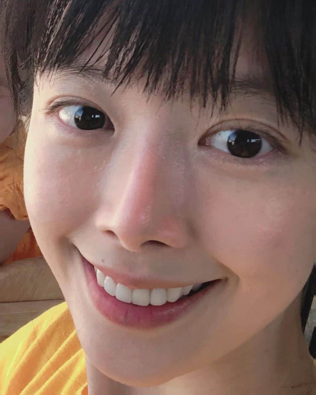 シン・ジスのインスタグラム：「재작년사진(35살?) 저때도 참 고되다고 생각됐는데 제법 상큼한거 보니(메스꺼움주의) 매일 오늘이 가장 젊은날이 맞군요 그래 난 안찌들었다 안찌들었다 레드썬!」