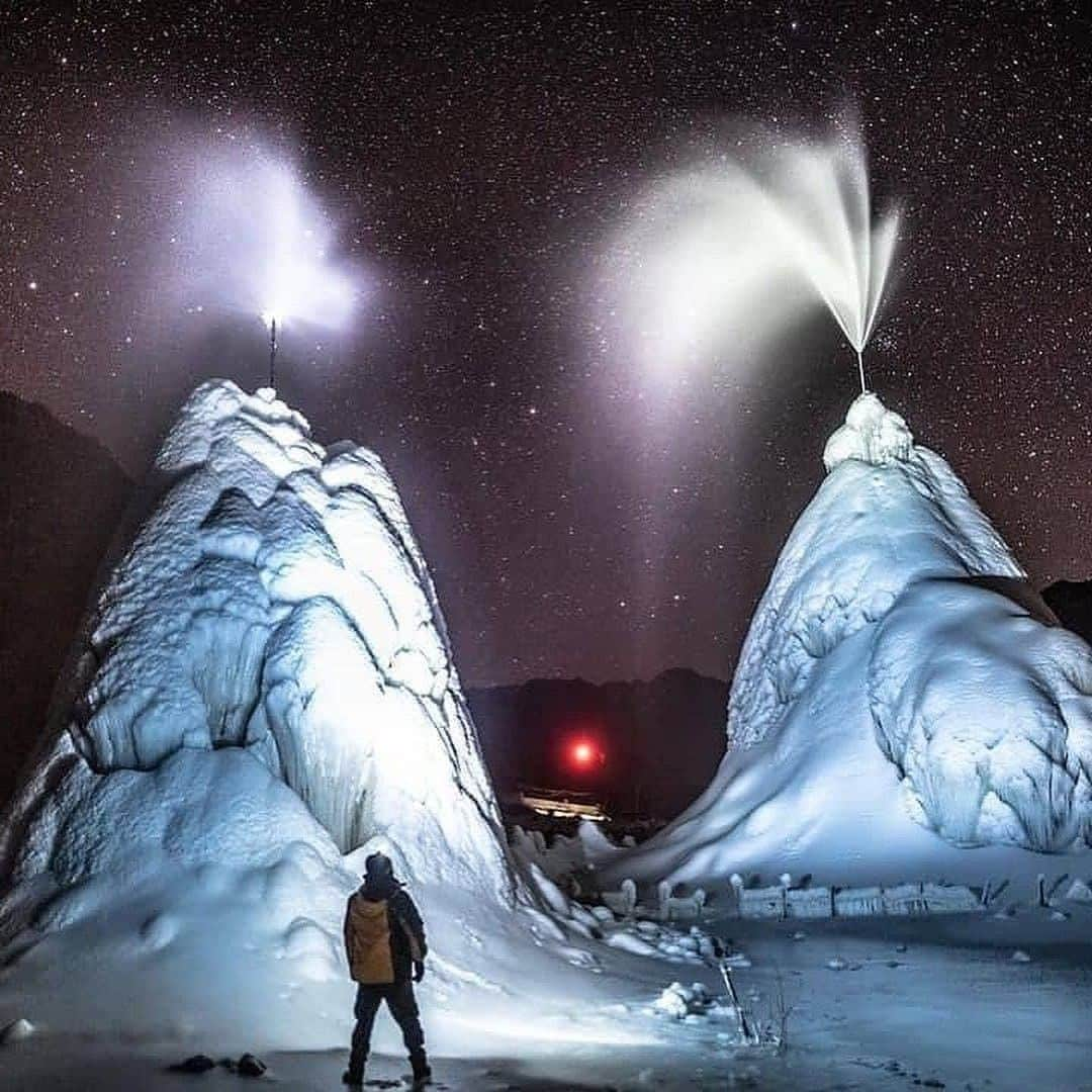 Discover Earthさんのインスタグラム写真 - (Discover EarthInstagram)「How impressive is this Ice Stupa in Ladakh (Himalaya)? With its sheer beauty of lofty Himalayan peaks, high mountain passes, lush meadows, serene alpine lakes and ancient Buddhist monasteries, Ladakh is the epitome of nature’s craftsmanship.  The Ice Stupa is an artificial glacier that looks like a giant 30 to 50 m high ice tower or cone. It's used in Ladakh for storing winter water. Ladakh is a cold desert with winter temperatures exceeding -30 ° C and an average annual rain/snow fall of just 100 mm at altitudes of 2,700m to 4,000m. This artificial glacier is made to freeze and retain the water that, in the winter, keeps flowing and wasting away down the streams and into the rivers. In springtime, the ice melts as farmers need water for their fields.  🇮🇳 #discoverHimalaya with @civil_engineers_team  . . .  ​#ladak ​#le  #himalayas  #himalaya  #landscape  #himachal  #instatravel  #love  #photooftheday  #adventure  #travelblogger  #photography  #travelgram  #nature  #wanderlust  #travelphotography  #mountains  #travel  #india  #incredibleindia  #explore  #mountaineering  #trek  #climbing  #naturephotography  #himachalpradesh  #hiking  #mountain」2月8日 1時30分 - discoverearth