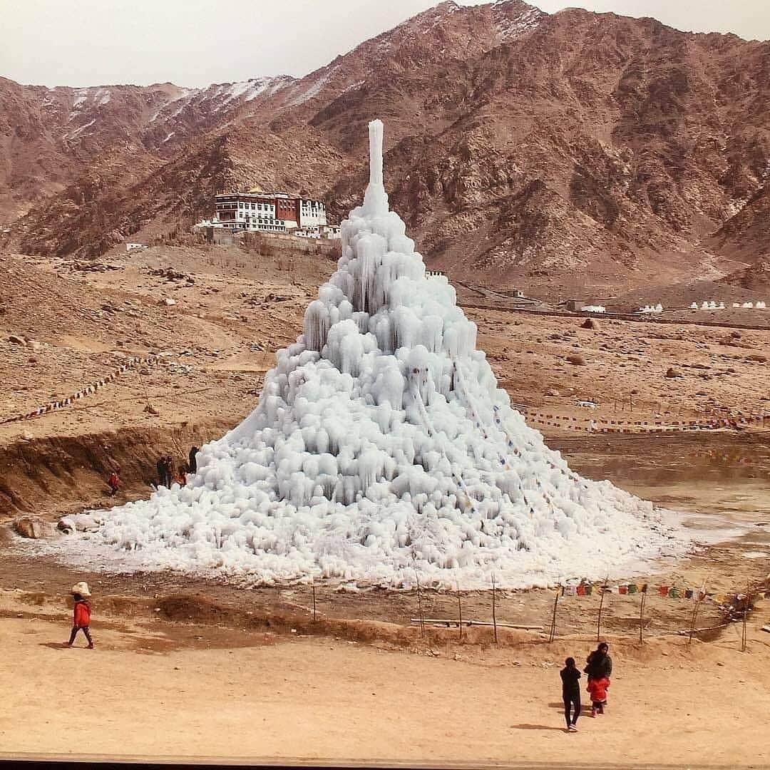 Discover Earthさんのインスタグラム写真 - (Discover EarthInstagram)「How impressive is this Ice Stupa in Ladakh (Himalaya)? With its sheer beauty of lofty Himalayan peaks, high mountain passes, lush meadows, serene alpine lakes and ancient Buddhist monasteries, Ladakh is the epitome of nature’s craftsmanship.  The Ice Stupa is an artificial glacier that looks like a giant 30 to 50 m high ice tower or cone. It's used in Ladakh for storing winter water. Ladakh is a cold desert with winter temperatures exceeding -30 ° C and an average annual rain/snow fall of just 100 mm at altitudes of 2,700m to 4,000m. This artificial glacier is made to freeze and retain the water that, in the winter, keeps flowing and wasting away down the streams and into the rivers. In springtime, the ice melts as farmers need water for their fields.  🇮🇳 #discoverHimalaya with @civil_engineers_team  . . .  ​#ladak ​#le  #himalayas  #himalaya  #landscape  #himachal  #instatravel  #love  #photooftheday  #adventure  #travelblogger  #photography  #travelgram  #nature  #wanderlust  #travelphotography  #mountains  #travel  #india  #incredibleindia  #explore  #mountaineering  #trek  #climbing  #naturephotography  #himachalpradesh  #hiking  #mountain」2月8日 1時30分 - discoverearth