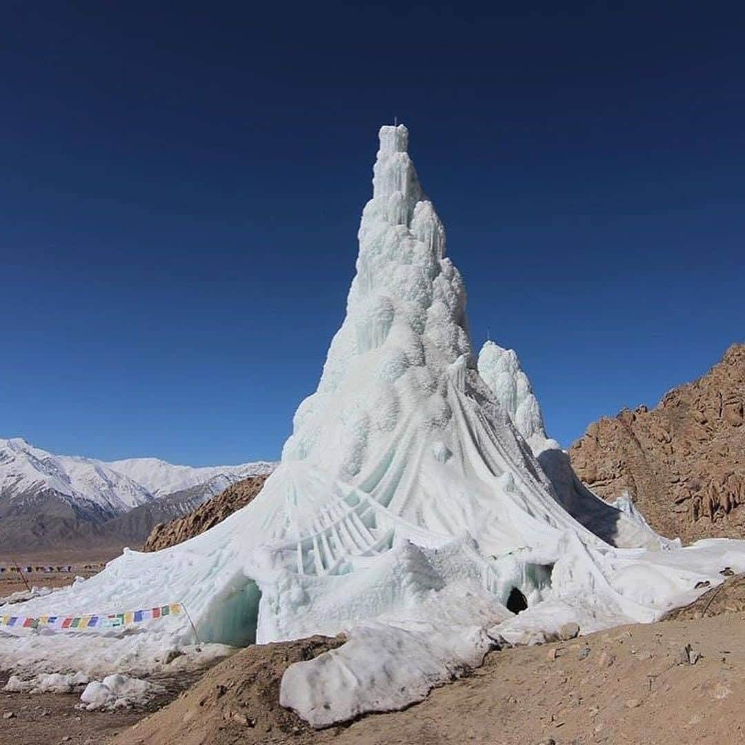 Discover Earthさんのインスタグラム写真 - (Discover EarthInstagram)「How impressive is this Ice Stupa in Ladakh (Himalaya)? With its sheer beauty of lofty Himalayan peaks, high mountain passes, lush meadows, serene alpine lakes and ancient Buddhist monasteries, Ladakh is the epitome of nature’s craftsmanship.  The Ice Stupa is an artificial glacier that looks like a giant 30 to 50 m high ice tower or cone. It's used in Ladakh for storing winter water. Ladakh is a cold desert with winter temperatures exceeding -30 ° C and an average annual rain/snow fall of just 100 mm at altitudes of 2,700m to 4,000m. This artificial glacier is made to freeze and retain the water that, in the winter, keeps flowing and wasting away down the streams and into the rivers. In springtime, the ice melts as farmers need water for their fields.  🇮🇳 #discoverHimalaya with @civil_engineers_team  . . .  ​#ladak ​#le  #himalayas  #himalaya  #landscape  #himachal  #instatravel  #love  #photooftheday  #adventure  #travelblogger  #photography  #travelgram  #nature  #wanderlust  #travelphotography  #mountains  #travel  #india  #incredibleindia  #explore  #mountaineering  #trek  #climbing  #naturephotography  #himachalpradesh  #hiking  #mountain」2月8日 1時30分 - discoverearth