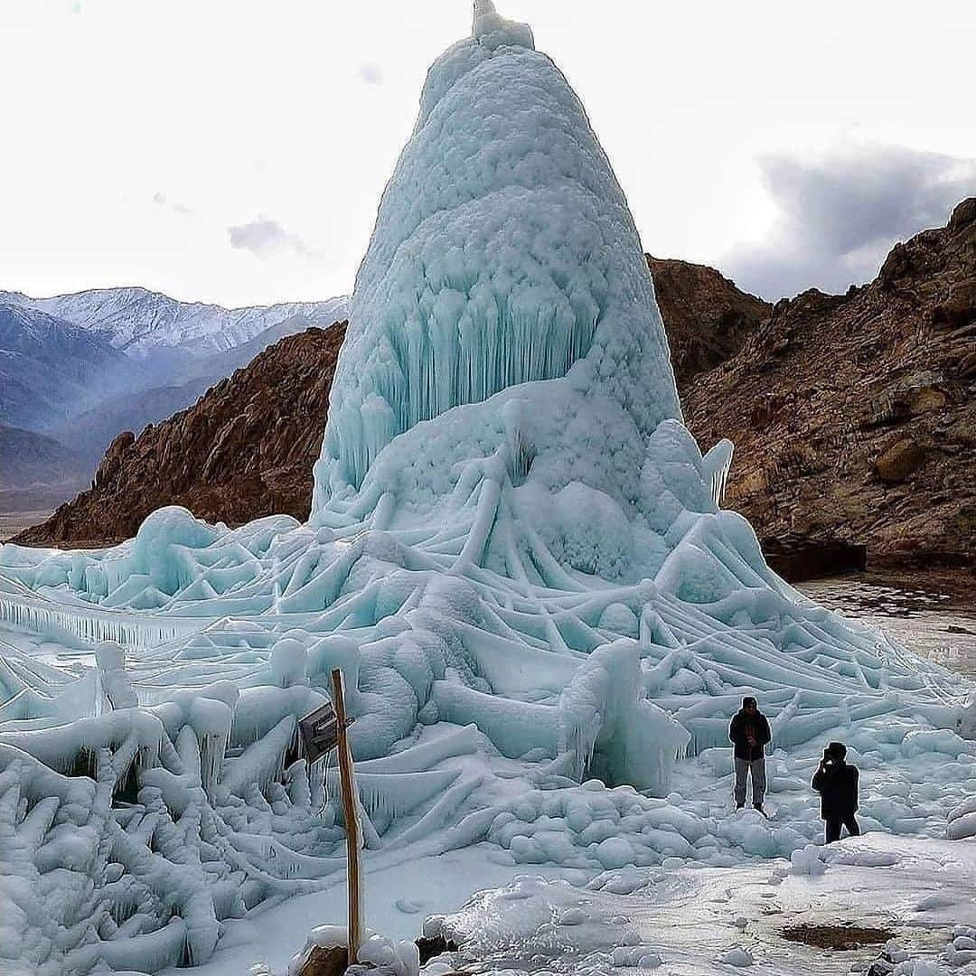 Discover Earthさんのインスタグラム写真 - (Discover EarthInstagram)「How impressive is this Ice Stupa in Ladakh (Himalaya)? With its sheer beauty of lofty Himalayan peaks, high mountain passes, lush meadows, serene alpine lakes and ancient Buddhist monasteries, Ladakh is the epitome of nature’s craftsmanship.  The Ice Stupa is an artificial glacier that looks like a giant 30 to 50 m high ice tower or cone. It's used in Ladakh for storing winter water. Ladakh is a cold desert with winter temperatures exceeding -30 ° C and an average annual rain/snow fall of just 100 mm at altitudes of 2,700m to 4,000m. This artificial glacier is made to freeze and retain the water that, in the winter, keeps flowing and wasting away down the streams and into the rivers. In springtime, the ice melts as farmers need water for their fields.  🇮🇳 #discoverHimalaya with @civil_engineers_team  . . .  ​#ladak ​#le  #himalayas  #himalaya  #landscape  #himachal  #instatravel  #love  #photooftheday  #adventure  #travelblogger  #photography  #travelgram  #nature  #wanderlust  #travelphotography  #mountains  #travel  #india  #incredibleindia  #explore  #mountaineering  #trek  #climbing  #naturephotography  #himachalpradesh  #hiking  #mountain」2月8日 1時30分 - discoverearth