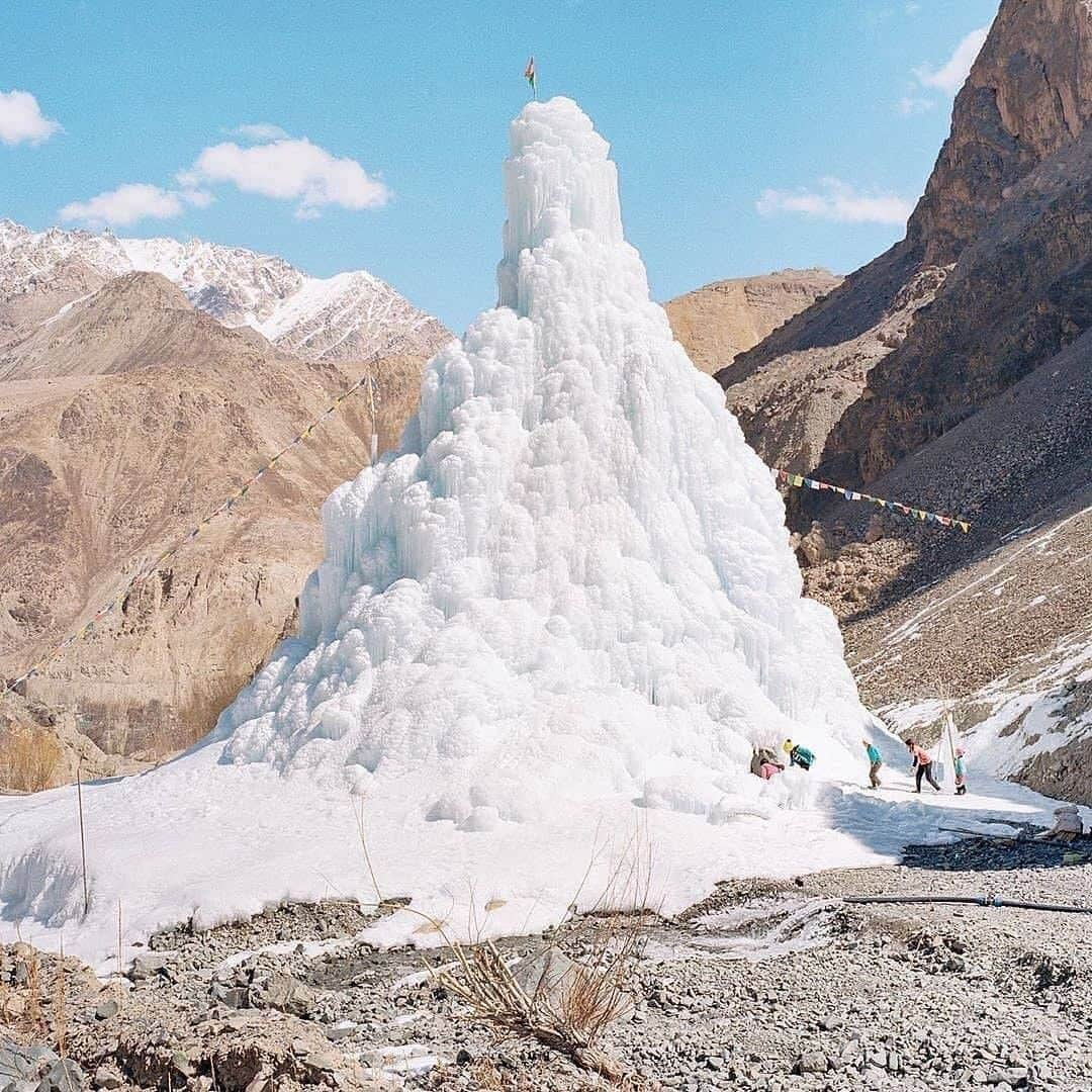 Discover Earthさんのインスタグラム写真 - (Discover EarthInstagram)「How impressive is this Ice Stupa in Ladakh (Himalaya)? With its sheer beauty of lofty Himalayan peaks, high mountain passes, lush meadows, serene alpine lakes and ancient Buddhist monasteries, Ladakh is the epitome of nature’s craftsmanship.  The Ice Stupa is an artificial glacier that looks like a giant 30 to 50 m high ice tower or cone. It's used in Ladakh for storing winter water. Ladakh is a cold desert with winter temperatures exceeding -30 ° C and an average annual rain/snow fall of just 100 mm at altitudes of 2,700m to 4,000m. This artificial glacier is made to freeze and retain the water that, in the winter, keeps flowing and wasting away down the streams and into the rivers. In springtime, the ice melts as farmers need water for their fields.  🇮🇳 #discoverHimalaya with @civil_engineers_team  . . .  ​#ladak ​#le  #himalayas  #himalaya  #landscape  #himachal  #instatravel  #love  #photooftheday  #adventure  #travelblogger  #photography  #travelgram  #nature  #wanderlust  #travelphotography  #mountains  #travel  #india  #incredibleindia  #explore  #mountaineering  #trek  #climbing  #naturephotography  #himachalpradesh  #hiking  #mountain」2月8日 1時30分 - discoverearth