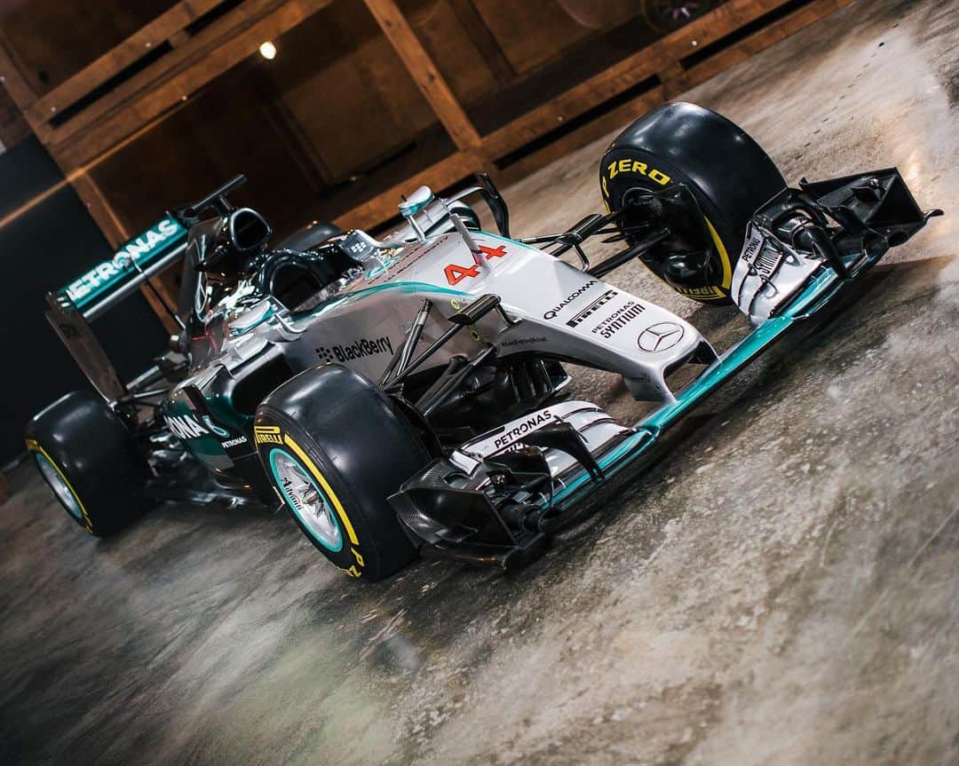 MERCEDES AMG PETRONASさんのインスタグラム写真 - (MERCEDES AMG PETRONASInstagram)「Here’s to old friends 🥂  All the feels with these 😍 pics of W06 and today’s episode of The Silver Arrows Story! ✨」2月8日 1時24分 - mercedesamgf1