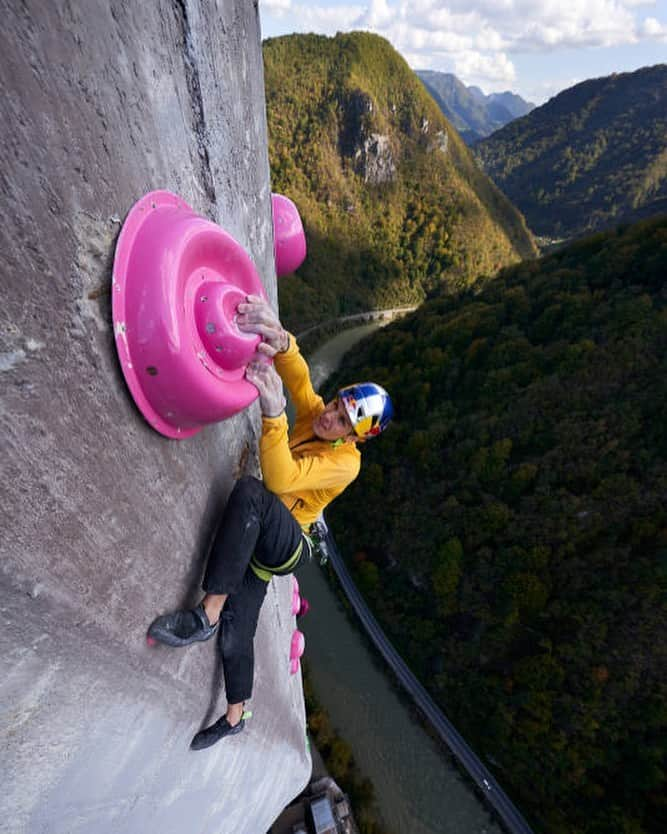 ドメン・スコフィッチのインスタグラム：「PINK DISHES   It took 260 meters to reach my favorite pitch and man I was excited for this one 😁  The thing that kicked me back into a top gear was the shape of holds and the intimidating jump not far from base of the pitch.  It looked like route setters forgot few holds🤨 It was definitely the hardest jump and it was not just long but I had to throw myself with the curve of the chimney. Definitely an unique experience 💯 When I came to the position I almost shitted my pants 😅 but the hype to jump into unknown was bigger. I gave it all I had and I stuck it perfectly the first time 🔥  I had an amazing mindset for this one and I was prepared to risk 100%. My tank was empty so it was not hard for me to risk it all as I had nothing to lose 😜  This pitch required exactly that, full commitment the whole way with many insecure moves and finished with another big dyno. 👌😎 . 📸 by @jakobschweighofer  . @redbull #givesyouwings @redbullsi @adidas @adidasterrex @fiveten_official @pazi.to #zavarovalnicatriglav @postanivojak #slovenskavojska @climbing_ranch」