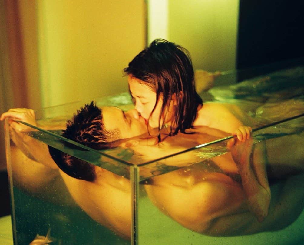 AnOther Magazineさんのインスタグラム写真 - (AnOther MagazineInstagram)「#SundayLove – a kiss in a fish tank captured by Ren Hang 🐟⁠⁠ ⁠⁠ See more of Hang’s remarkable photography at the link in our bio 📲」2月8日 1時53分 - anothermagazine