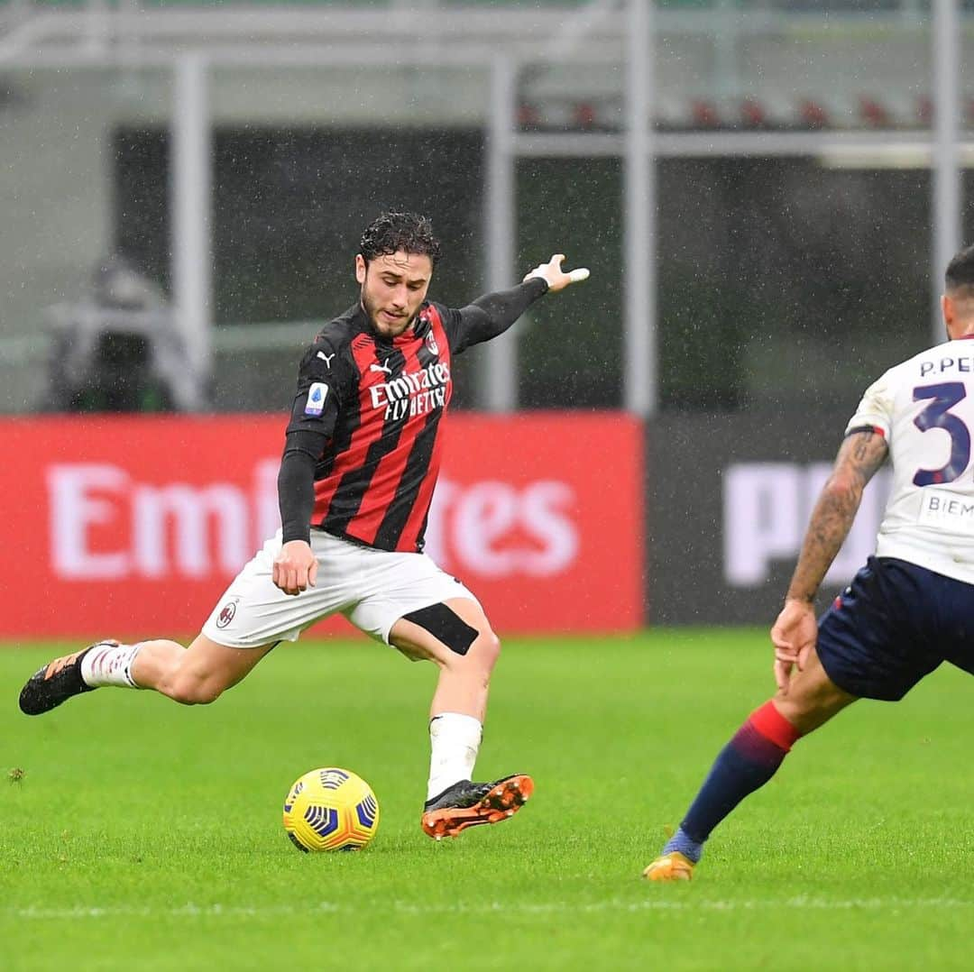 ダヴィデ・カラブリアさんのインスタグラム写真 - (ダヴィデ・カラブリアInstagram)「Altri tre punti importantissimi per proseguire il nostro cammino! 📈🔴⚫️ #MilanCrotone #ForzaMilan @acmilan」2月8日 1時53分 - davidecalabria2