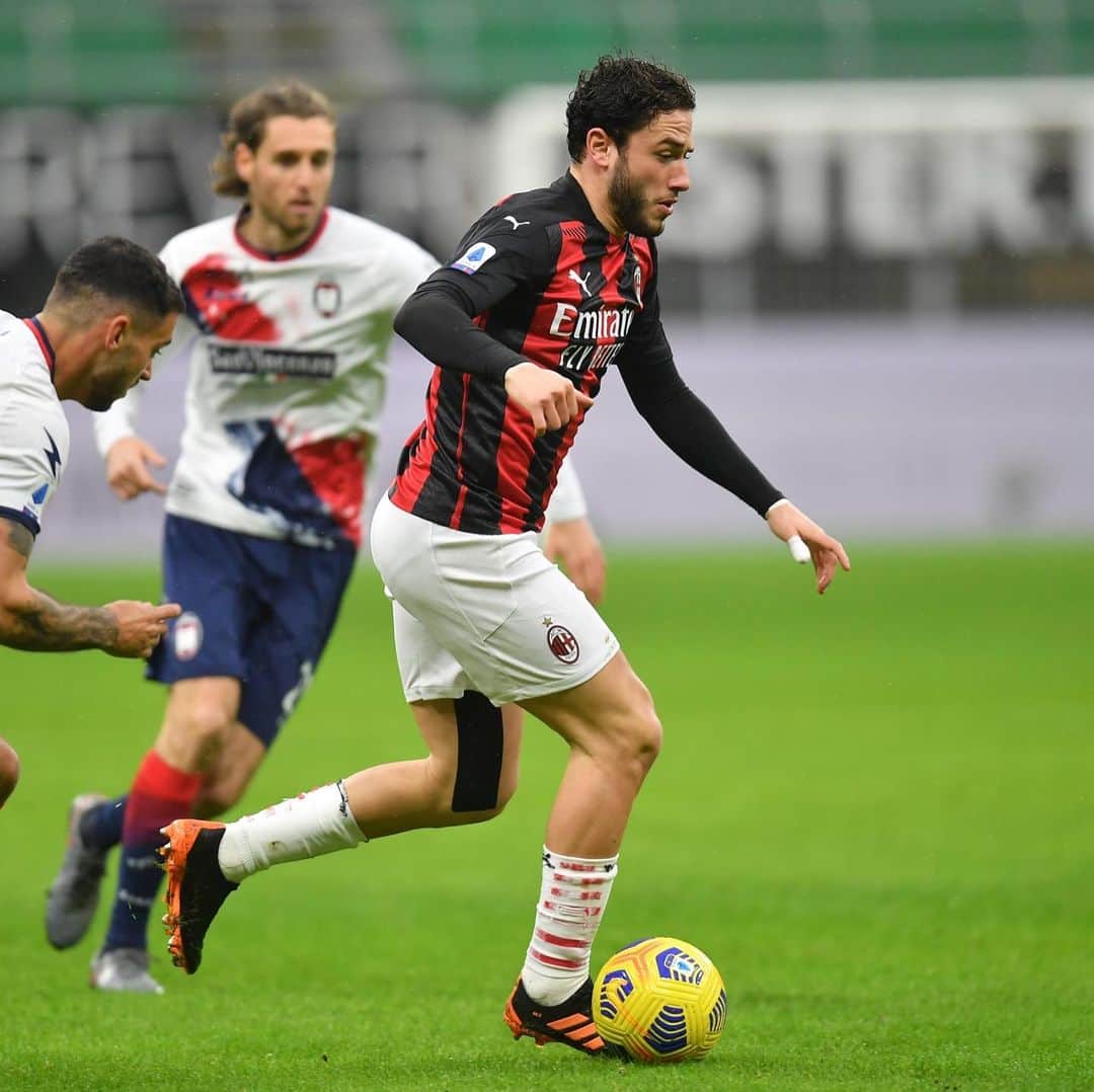 のインスタグラム：「Altri tre punti importantissimi per proseguire il nostro cammino! 📈🔴⚫️ #MilanCrotone #ForzaMilan @acmilan」