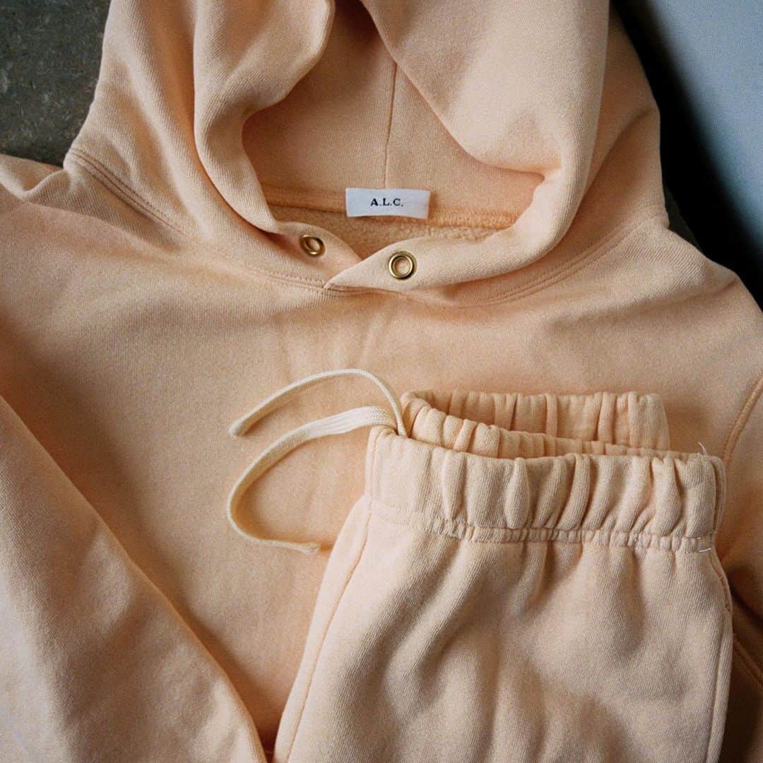 エーエルシーのインスタグラム：「Our best-selling sweatsuit, now in a mood-lifting apricot hue.」