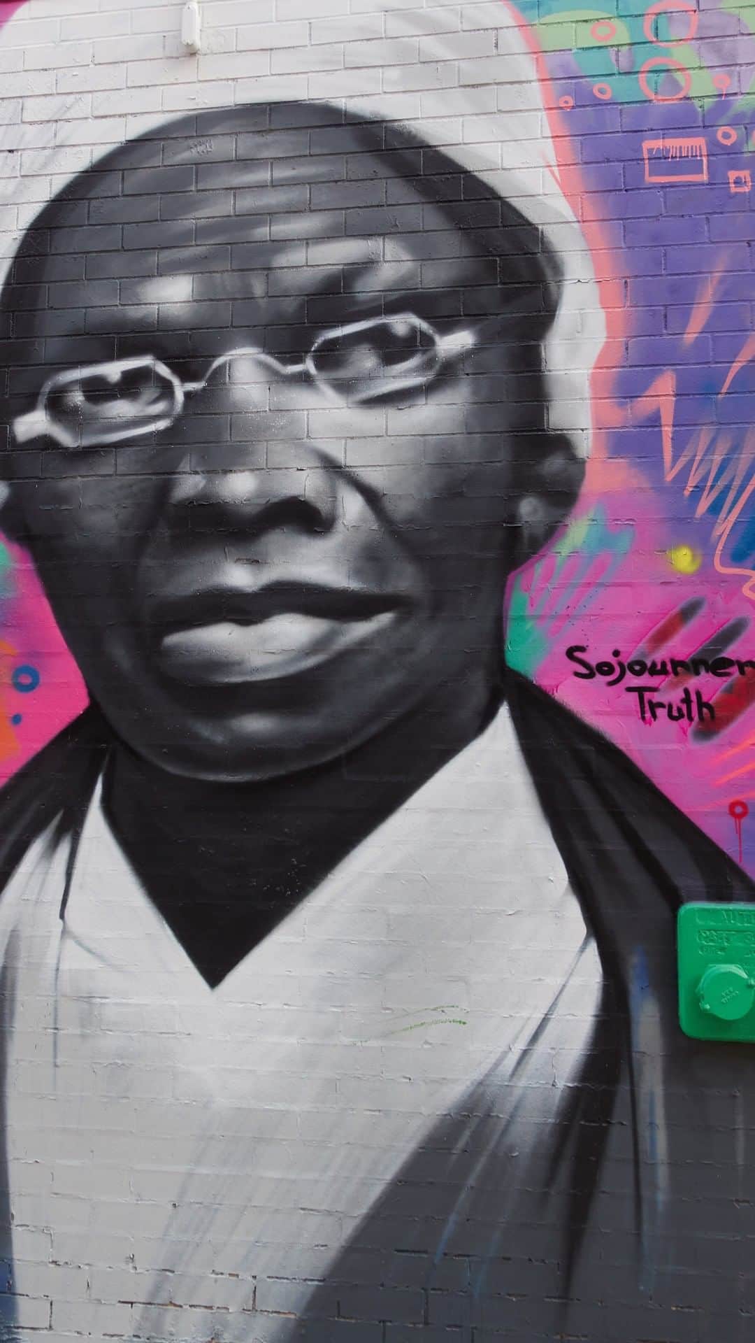 MZウォレスのインスタグラム：「Last February, we launched our first collaboration with @eyeconicash as part of our MZW Gives Back program. A part of the proceeds went to #TakeCareofHarlem, funding a community-centric mural that celebrates the achievements of Black men and women through history. This February, we’re proud to celebrate Black History Month with the reveal of this amazing piece of public art.  Watch to learn more about the mural and the artist @andre_trenier’s vision behind it.   📍 Location: Lenox and 117th」