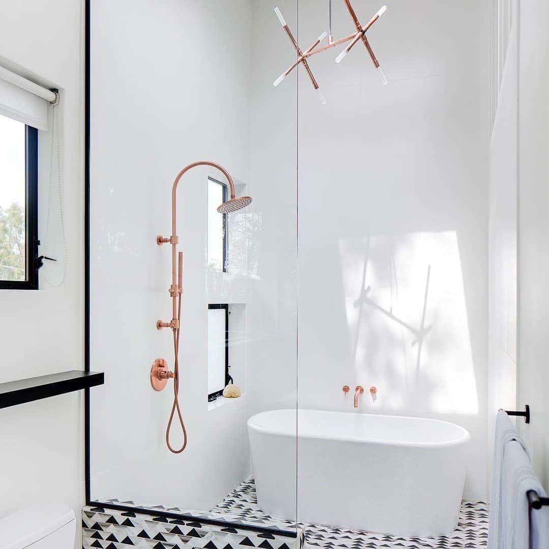 Homepolishのインスタグラム：「Where we want to spend all of this #selfcare #superbowl Sunday. Offset minimal palettes with a warming contrast like rose gold fixtures and sculptural chandelier.  Design by @shialice_ ; photo by @ChadMellon.  Check out the link in bio for more design inspo and pro tips.」