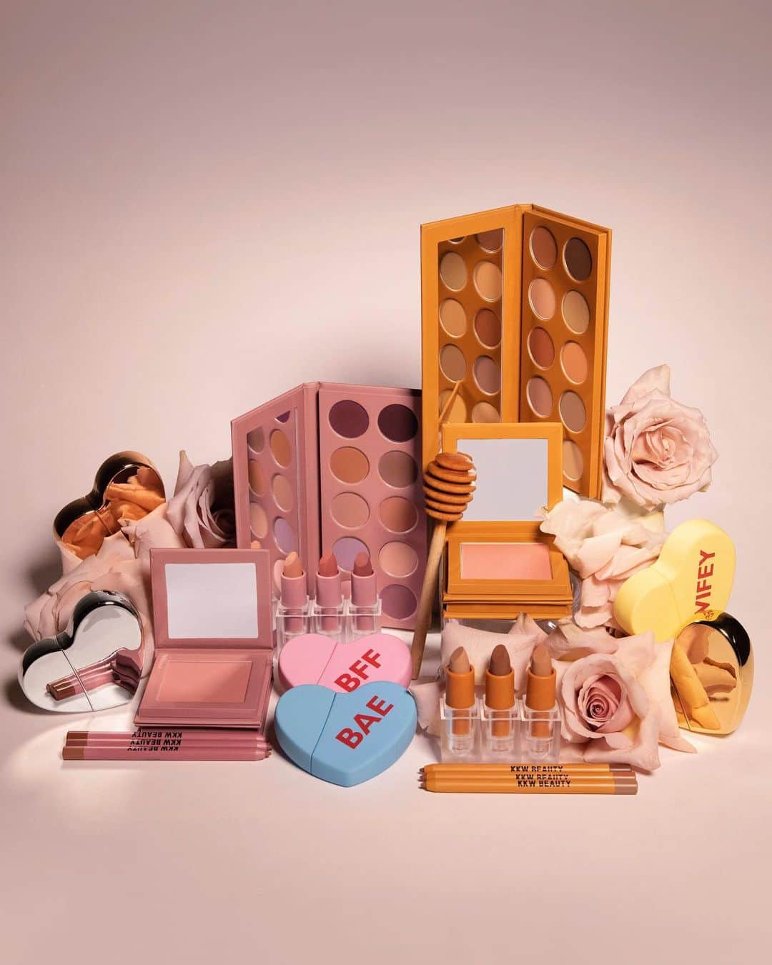 キム・カーダシアンさんのインスタグラム写真 - (キム・カーダシアンInstagram)「🚨 GIVEAWAY ALERT 🚨  My Valentine's Day Giveaway:  Enter for a chance to win the brand new @kkwbeauty Matte Mauve & Honey Collection + the @kkwfragrance Hearts Collection for you and a loved one!  To learn more about the giveaway, go to @kkwbeauty & @kkwfragrance page and read the caption under the giveaway photo above.  Submissions close on Thursday, 2.11 at 11:59PM PT.  Must be 18+ and live in the US to enter. One winner will be chosen at random and contacted via DM on Friday, 2.12.」2月8日 2時00分 - kimkardashian
