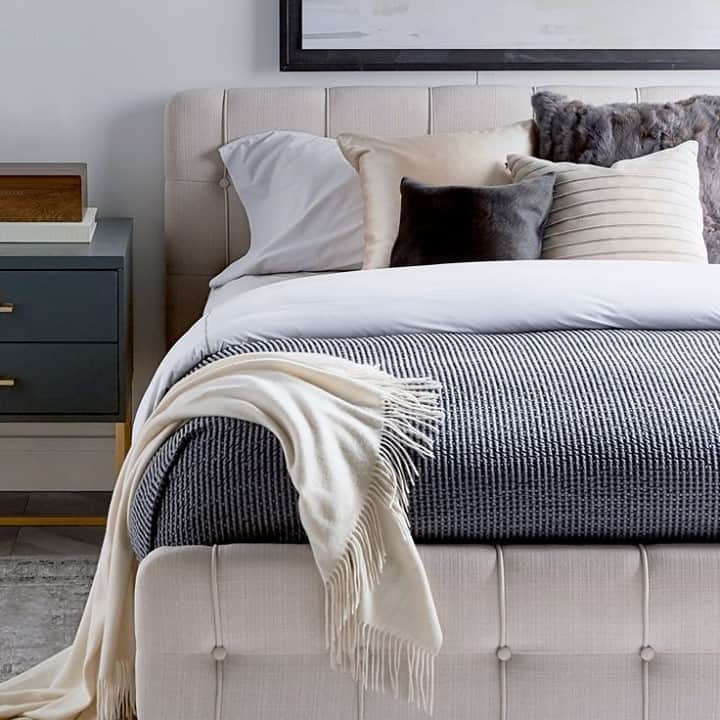 GILTのインスタグラム：「Stay in bed all day? Don’t mind if we do. Shop modern glam essentials in the link in bio.」