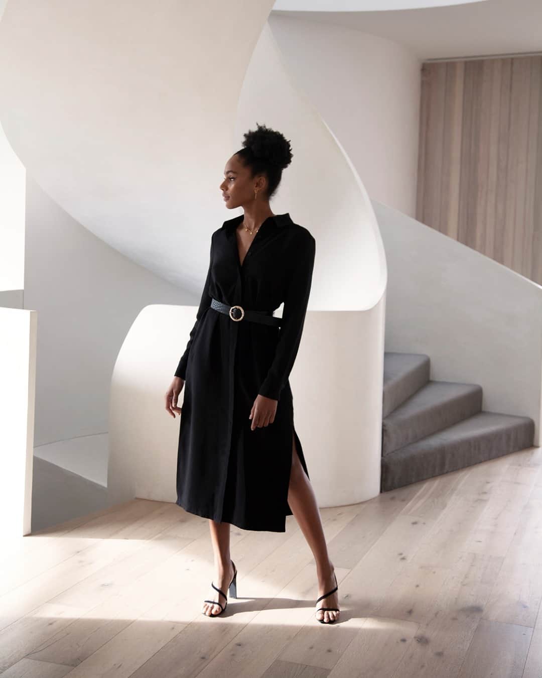 クーカイのインスタグラム：「Soyez tendance dans la robe chemise Montmartre. Elle se resserre élégamment à la taille grâce à sa ceinture. Vous pouvez aussi varier avec une ceinture en cuir pour un look plus rock !  #new #newco #kookai #PE21」