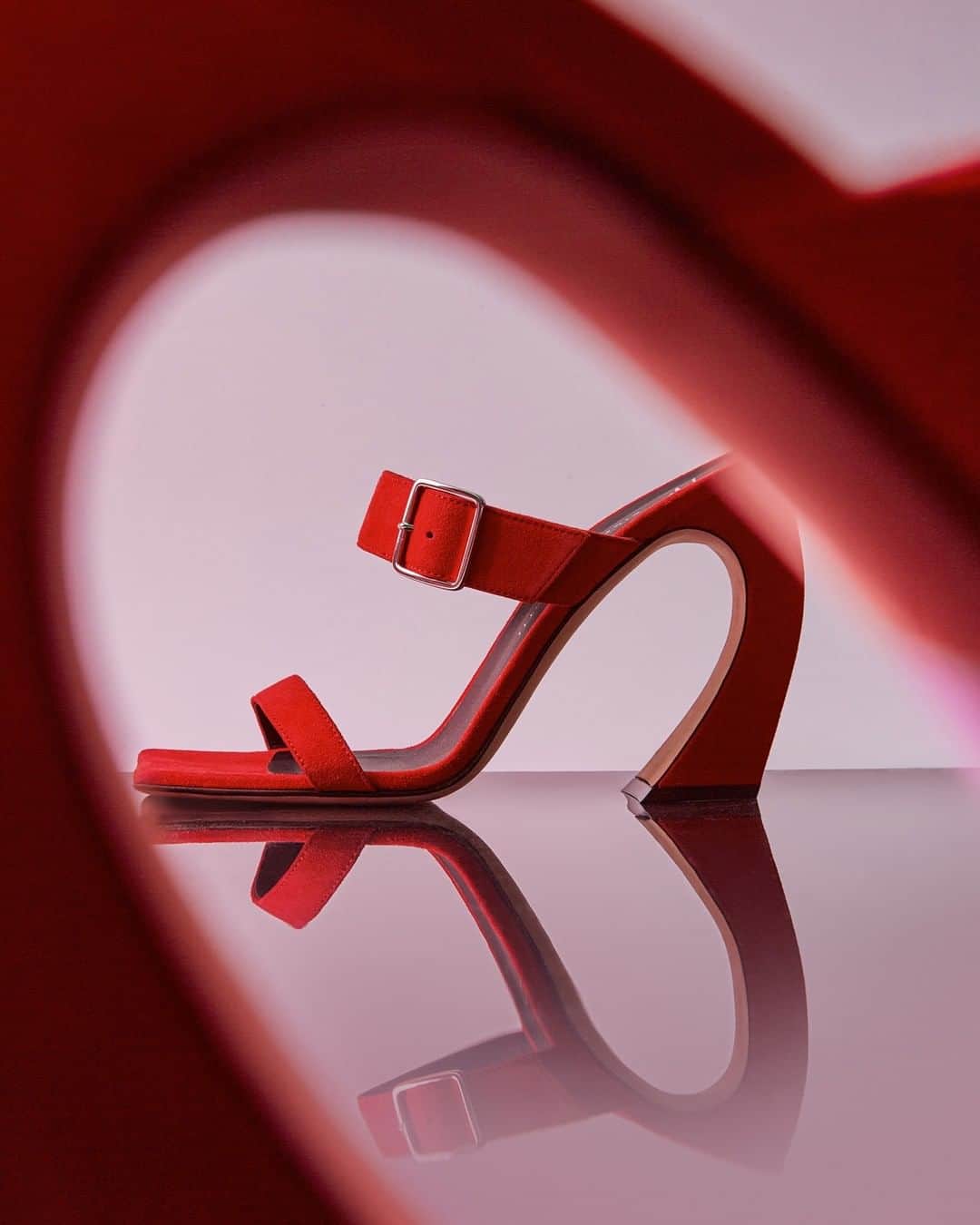 Giuseppe Zanotti Designさんのインスタグラム写真 - (Giuseppe Zanotti DesignInstagram)「Curves in all the right places. Say hit to the MUSA—she knows exactly what you want this #ValentinesDay. #GiuseppeZanotti #GZSS21」2月8日 2時00分 - giuseppezanotti