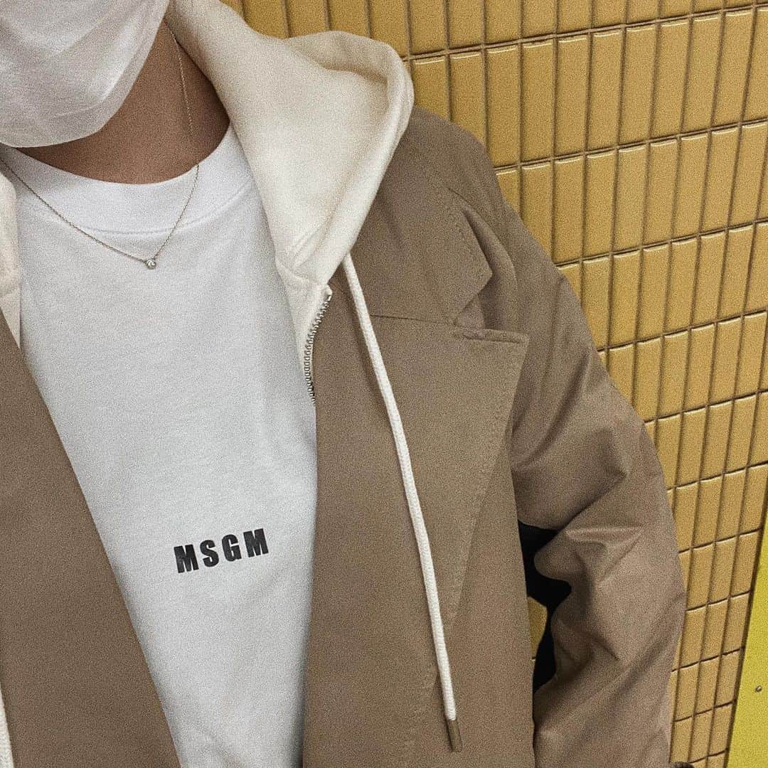 樽見麻緒のインスタグラム：「〻sun〻 だんだん暖かくなってきて、久しぶりに薄手のアウター が着れるのうれしいな✌︎˒˒ 春が待ち遠しい…🌸🥰💭 ׅ ׅׅ #コーディネート#休日コーデ#男の子ママ#ママファッション#ママコーデ#カジュアル#トレンチコート#プチプラ#fashion#mom#momlife#code#sun#msgm#selfie」