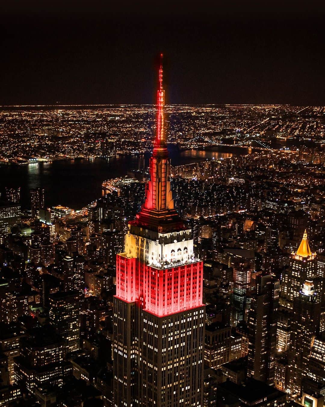 Empire State Buildingさんのインスタグラム写真 - (Empire State BuildingInstagram)「BIG 👏 GAME 👏 TIME⁠ ⠀⠀⠀⠀⠀⠀⠀⠀⠀ ⁠ Our virtual scoreboard returns tonight, as we shine in split lights for the @buccaneers & @chiefs!⁠ ⠀⠀⠀⠀⠀⠀⠀⠀⠀ ⁠ HOW IT WORKS: Each time a team scores a touchdown or a field goal, we’ll sparkle in white! 🏈⁠ ⁠ The winning team’s colors will take over the skyline at the end of the game! #GoBucs #RunItBack⁠ ⠀⠀⠀⠀⠀⠀⠀⠀⠀ ⁠ COMMENT BELOW: Will @tombrady claim victory for the #Bucs, or will @patrickmahomes bring home a back-to-back win for the #Chiefs?!」2月8日 2時02分 - empirestatebldg