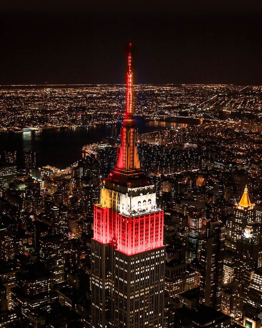 Empire State Buildingのインスタグラム：「BIG 👏 GAME 👏 TIME⁠ ⠀⠀⠀⠀⠀⠀⠀⠀⠀ ⁠ Our virtual scoreboard returns tonight, as we shine in split lights for the @buccaneers & @chiefs!⁠ ⠀⠀⠀⠀⠀⠀⠀⠀⠀ ⁠ HOW IT WORKS: Each time a team scores a touchdown or a field goal, we’ll sparkle in white! 🏈⁠ ⁠ The winning team’s colors will take over the skyline at the end of the game! #GoBucs #RunItBack⁠ ⠀⠀⠀⠀⠀⠀⠀⠀⠀ ⁠ COMMENT BELOW: Will @tombrady claim victory for the #Bucs, or will @patrickmahomes bring home a back-to-back win for the #Chiefs?!」