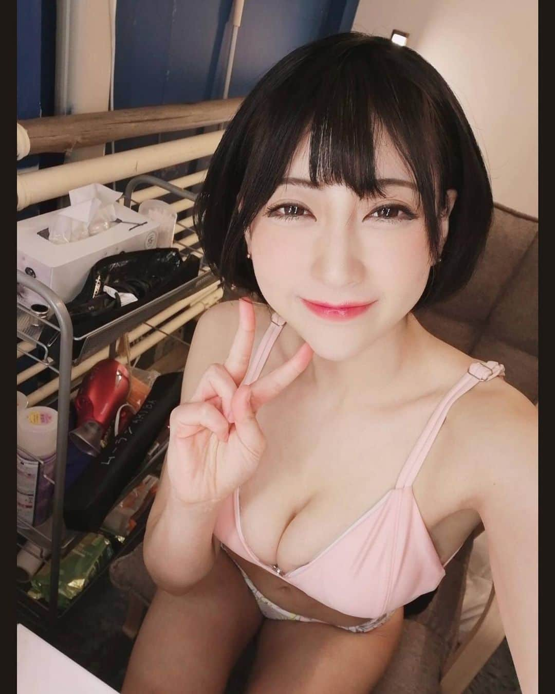 夏目響さんのインスタグラム写真 - (夏目響Instagram)「先日から載せているこれらの写真は、昨年12月27日に催させていただいた、作品リリースイベントの控え室でのオフショットです。 この日の前日は仕事前には珍しく、よく眠れました！だいたいいつも緊張とイメトレで眠れません笑  当日を迎えるまで毎日が本当に楽しみで！ この状況でも参加チケット配布開始即日完売で満員大盛況だったのは、一重に日頃隣で寄り添い応援してくれている大切な皆さまのお陰としか言えません。  自分に集客力があるのか、正直不安な気持ちが8割でした。 現在も自信はありません。 ただ一生懸命に、やることをやるだけの毎日。  「真面目」「ストイックだよね」と、時々言われます。 でもそれって当然だと思う。逆に、私には適当にやるっていう意識が共感できない。 だって自分の作品見て欲しいから！買って欲しいから！そのために宣伝するし、きっかけ作りのためにプライベートなこともオープンにする。それで夏目響を知ってもらえて、一本でも作品が売れたら嬉しい。 あくまで、リリースの契約が続くことが私の当面の目標。 そうじゃないと、こうして今のように皆さんとの交流も難しくなる。 SNS以外での交流の場を設けられるのは、今の立場で皆さんに支えていただいてるから、メーカーさんも事務所もGOサインだしてくれてる。 私、もっと皆さんと一緒に色々な新しいものを見たい。 肌と肌を合わせて、握手したいの。ありがとうってアクリル板なんかどけて言いたいの。 半端なんかでいられない。  「適当」と「頑張る」は私の頭の中で結びつかない。  人や物の好き嫌い、スイッチのON/OFFがハッキリしてるほうなんだろうなと思います。  とか、深夜だからつい熱い気持ちを書いてしました☺️💦  でも全部本心。普段言わないけど、思ってます。  大好きだから。恋じゃないよ。愛。  この日は本当に書けばキリがないくらい気持ちが溢れますが、最高の一日でした。 ただ、お一人様ずつに時間を割きすぎて運営側の皆さんにご迷惑をおかけしてしまいました。 あくまでリリースイベントで、お話を長くする場所じゃないというのが中々難しいですね。 だから時々これからもsod landに出勤しようと思いました。無制限に皆さんと楽しく笑い合える貴重な場所です♪ 通常の想定では絶対にあり得ない長さの時間お待ちいただいた優しくて懐深い皆さま、本当にありがとうございました！ 業界の生き字引といってしかるべき歴年のマネージャーに 「俺のマネージャー人生最長記録だよ。マジに！」 と言われてしまったのがまだ忘れられません笑  大切な時間、一緒に分かち合えて嬉しかったです！ ありがとうありがとうありがとう！ プレゼントも皆さまから沢山いただきました。物以上に両手では抱えられない愛しい思いを受け取りました。 お手紙読んだら、胸がいっぱいになり泣いちゃいました♡  今月に控えているオンラインサイン会とsod land出勤、どうぞよろしくお願いいたします♪ 一緒に楽しみましょうね♡ また新たな思い出の一ページと、前回より一層のご支援で、未来に繋がりますように。  #オフショット #ビキニ #水着 #水着ギャル #水着モデル #水着撮影 #秋葉原イベント #ムーランアキバ #リリイベ #リリースイベント #筋トレ女子 #腹筋女子 #黒髪ボブ #黒髪ショート #黒髪女子 #黒髪アレンジ #shorthair #bigboobsmodels #bigboobsbeauty #bikin #adultactress #adultactors #natsumehibiki #夏目響」2月8日 2時03分 - hibikinatsume