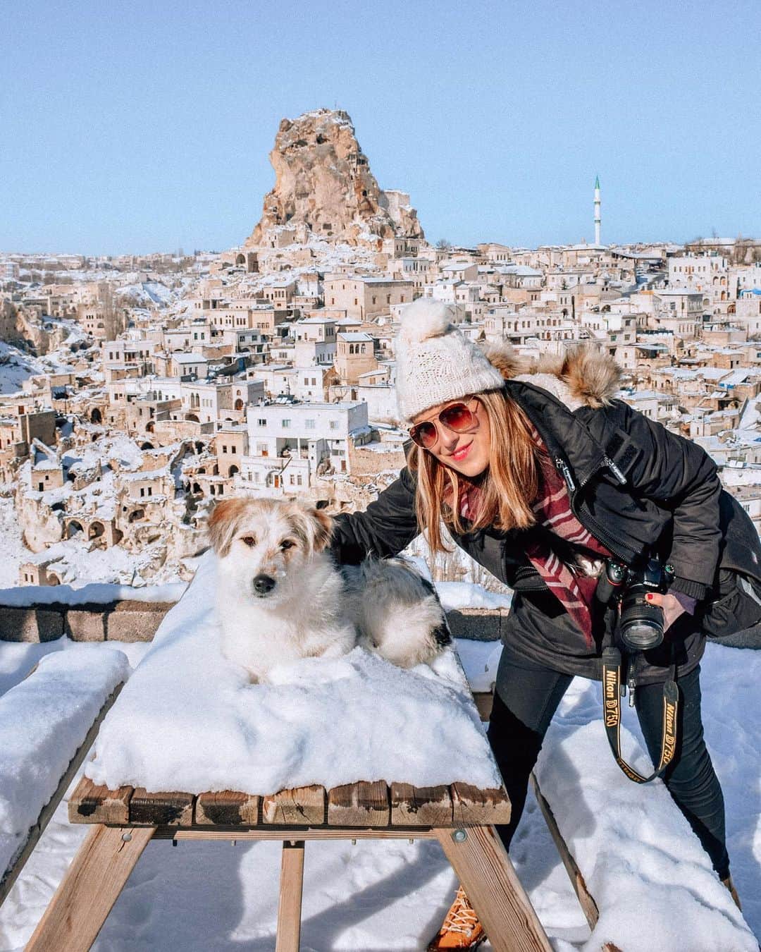 Izkizのインスタグラム：「2 of my favourite things: snow & dogs! Are you more of a dog or a cat person? 🐶🐱   Some people coo over babies but I coo over canines! Whenever I go for a walk in Turkey it takes ages because I have to stop & stroke every dog I see, like this cutie above! 😁 Swipe right to see his gang of snow buddies! 🐶   Edit: @izkizapp」