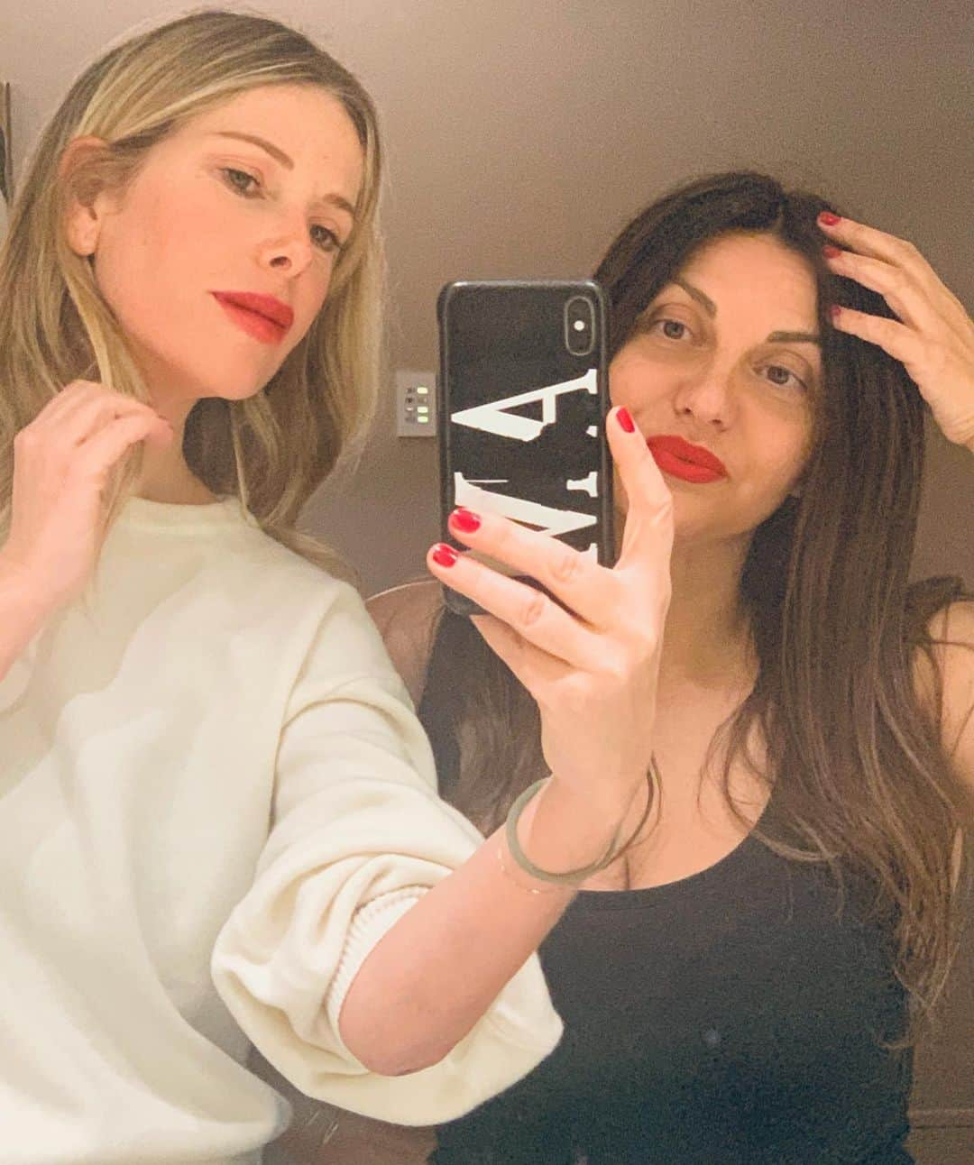 Alessia Marcuzziさんのインスタグラム写真 - (Alessia MarcuzziInstagram)「Le labbra fanno la differenza, In un volto, in un viso. @marelanmare ❤️💄 #neverwithoutmyredlipstick」2月8日 2時15分 - alessiamarcuzzi