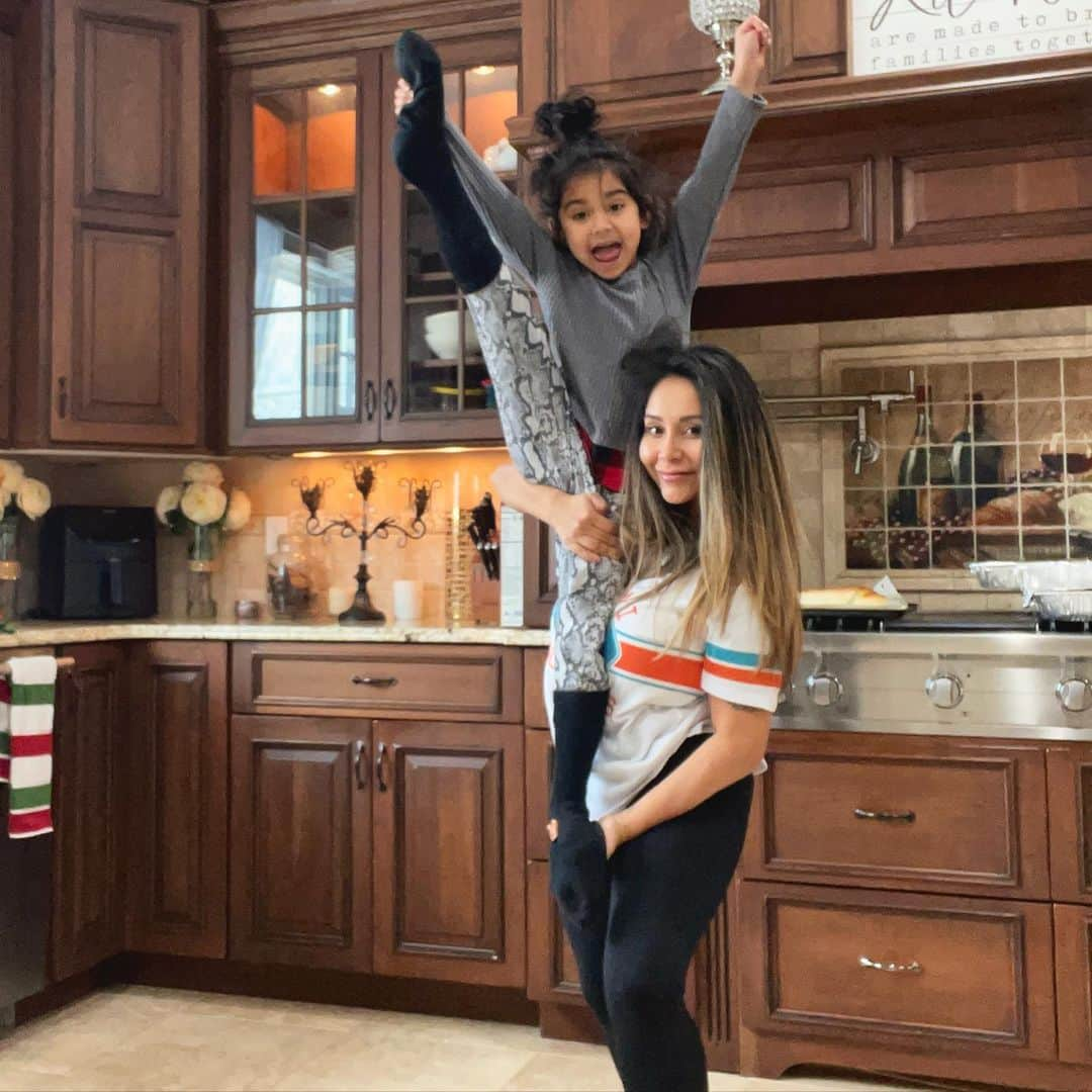 ニコール・ ポリッツィさんのインスタグラム写真 - (ニコール・ ポリッツィInstagram)「Us cheerleaders are ready for #superbowl 🏈」2月8日 2時09分 - snooki