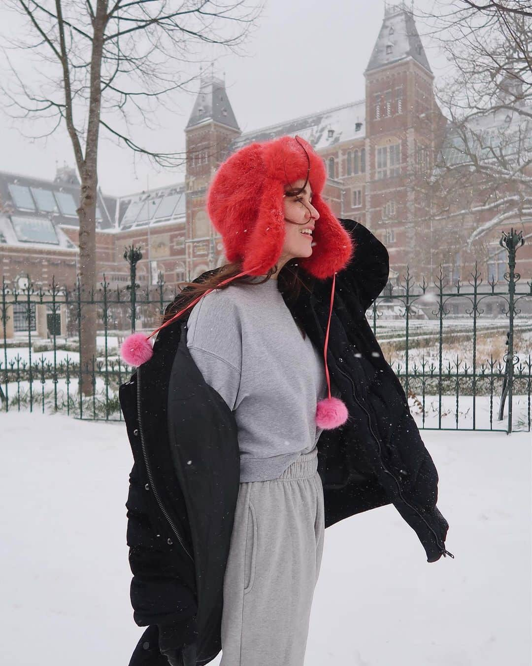 アンディー・トレスさんのインスタグラム写真 - (アンディー・トレスInstagram)「Tried to take some pics, but the wind was so strong (real feel of -19 Celsius), so was hard to keep my eyes open 😆 #amsterdam #snowday (hat is faux fur)」2月8日 2時16分 - stylescrapbook