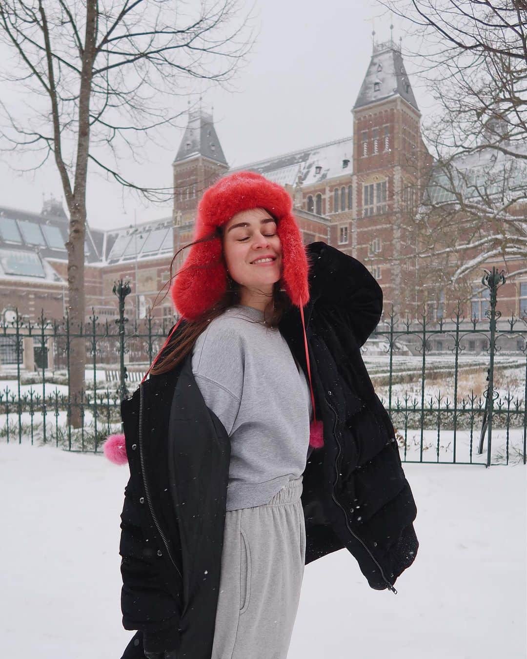 アンディー・トレスさんのインスタグラム写真 - (アンディー・トレスInstagram)「Tried to take some pics, but the wind was so strong (real feel of -19 Celsius), so was hard to keep my eyes open 😆 #amsterdam #snowday (hat is faux fur)」2月8日 2時16分 - stylescrapbook