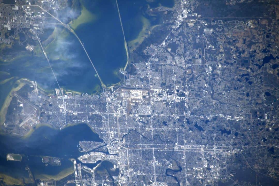 NASAのインスタグラム：「🦵🏈You’ll get a kick out of this!  Shown here, we see a stunning aerial view of Tampa, Florida, the host city of #SBLV from the International Space Station (@ISS), captured by astronaut Soichi Noguchi.  Your space-based #SuperBowl Sunday highlights:   🏆Four @SpaceX Crew-1 @NASAAstronauts will break the U.S. space record for most days in space by a crew launched aboard a U.S. spacecraft.  🚀Those in Tampa are advised to look up at about 7:15p.m. EST tonight and wave to the 8 humans in space! Weather permitting, you’ll be able to see the ISS pass over the #SuperBowl city. (Did you know the ISS measures 357 feet end-to-end? That’s almost the size of a football field).  All punts aside, we hope you enjoy the day!  Credit: @jaxajp astronaut @astro.soichi  #NASA #Tampa #Florida #SpotTheStation #Views #SuperBowlLV #Galaxy #Universe #Earth #ISS」