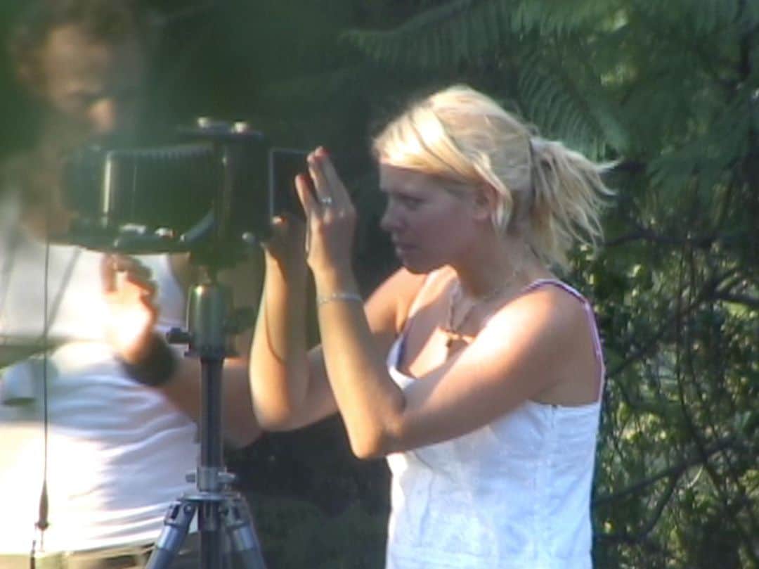 アマンダ・デ・カディネットのインスタグラム：「I’ve been going through 20 years of doc footage that my sis @victoriamahoney shot of my life at work,at home and everywhere in between. Here’s a still from set when I used to only shoot on a 4x5 plate camera. I miss taking pictures so much. So ready  to get back to work . #Girlgaze #documentary」
