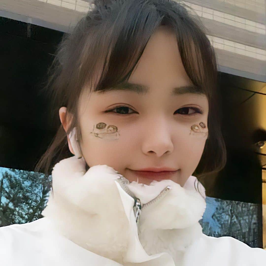 麻生果恩のインスタグラム：「White outer🤍🤍 首まで可愛い.🌀 #センター分け#ホワイトコーデ#04」