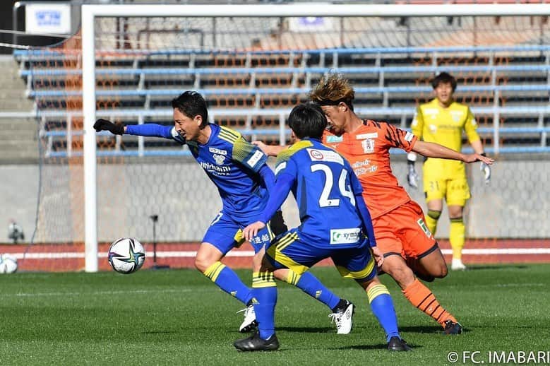 橋本英郎さんのインスタグラム写真 - (橋本英郎Instagram)「【準公式戦】 昨日、愛媛サッカーフェスティバルで愛媛FCと試合をしました。  愛媛県内では放送もあり、愛媛県内選手が多く出場する試合でした。  結果は、0対0  自分のパフォーマンスはシーズン始めにしては思ったよりいいかも。  例年この時期に試合を普通にするなんて考えられなかった。。  久々の公式戦ユニフォーム。  新しく変わりましたし、心機一転ケガに気をつけて頑張ります！  #fc今治  #橋本英郎  #ユニフォーム  #カッコいい  #umbro」2月7日 17時39分 - hideohashimoto