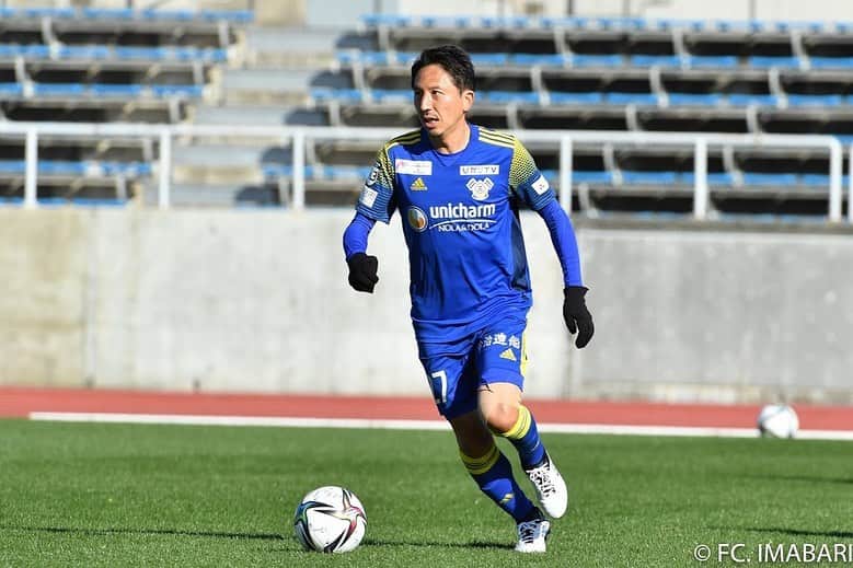 橋本英郎さんのインスタグラム写真 - (橋本英郎Instagram)「【準公式戦】 昨日、愛媛サッカーフェスティバルで愛媛FCと試合をしました。  愛媛県内では放送もあり、愛媛県内選手が多く出場する試合でした。  結果は、0対0  自分のパフォーマンスはシーズン始めにしては思ったよりいいかも。  例年この時期に試合を普通にするなんて考えられなかった。。  久々の公式戦ユニフォーム。  新しく変わりましたし、心機一転ケガに気をつけて頑張ります！  #fc今治  #橋本英郎  #ユニフォーム  #カッコいい  #umbro」2月7日 17時39分 - hideohashimoto