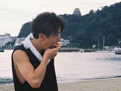 のインスタグラム：「記念写真セットに入りきらなかったオフショット。  口がでかすぎる スイカが可哀想 割といい二の腕」
