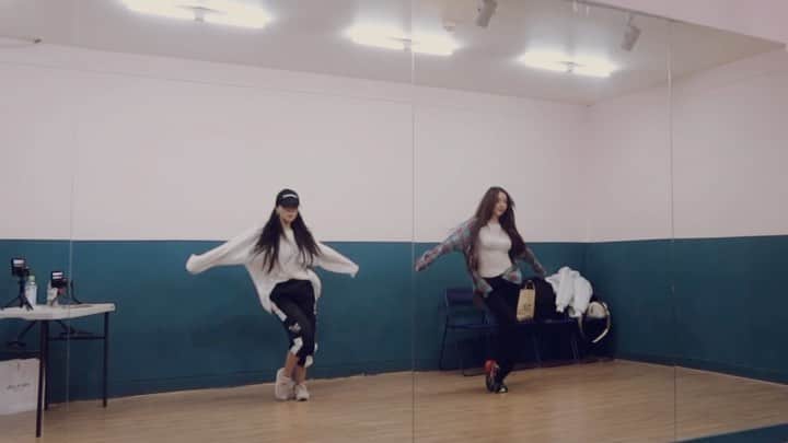 ジユルのインスタグラム：「내가 이틀동안 배운걸 20분만에 해내는 이 여자는.. 정체를 밝혀라 @shabet_serri   #instruction @12.21_se 안무」