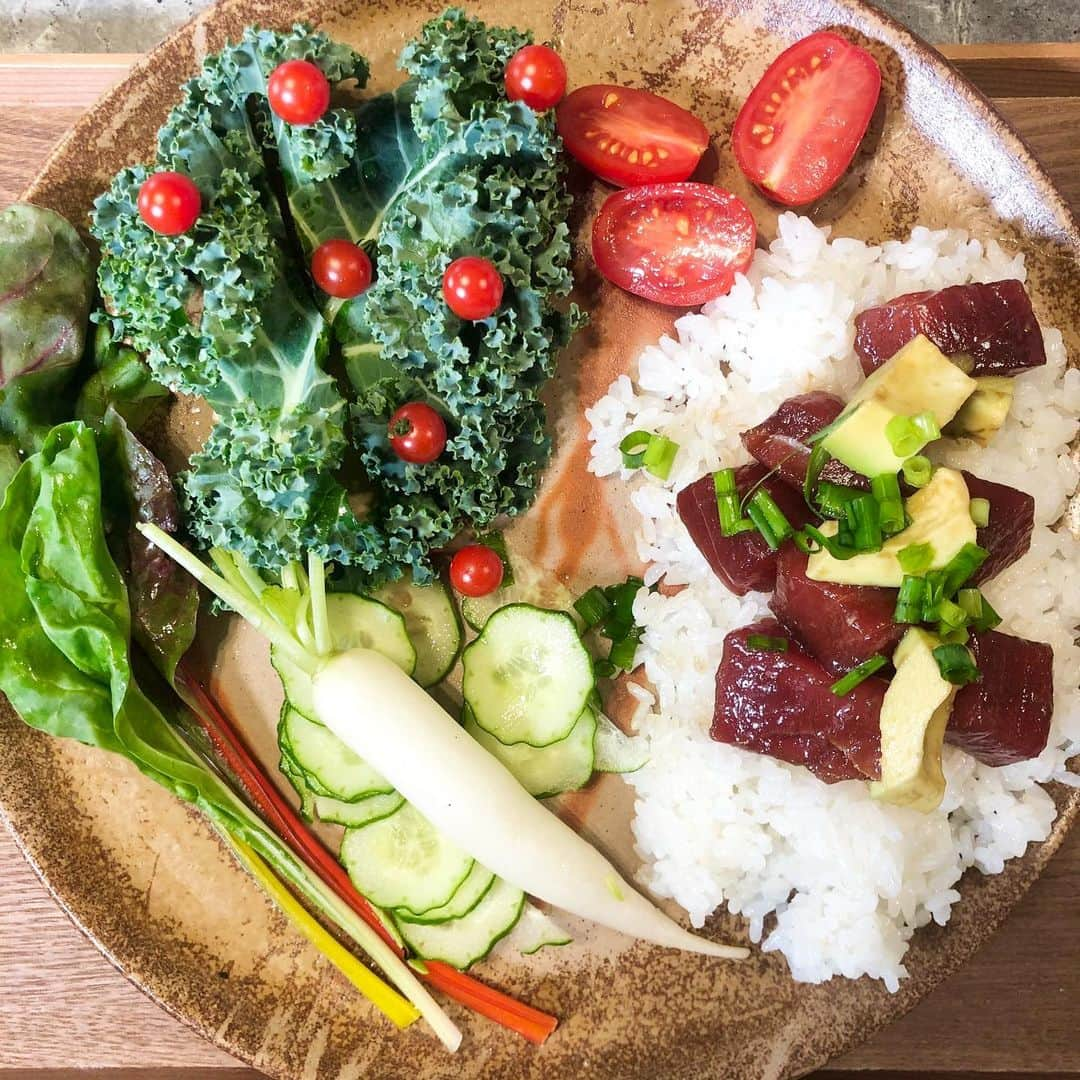 土肥ポン太のインスタグラム：「今日はポキライスサラダ🥗マグロの赤身、アボカド、ケール、スイスチャード、マイクロトマト、ミニ大根、アイコ、きゅうり、奴ネギ。 お米でエネルギー充電🔌腹持ち最高のパワー系サラダ🥗 #サラダ#パワー系サラダ#ダイエット#ポン太青果#土肥ポン太」